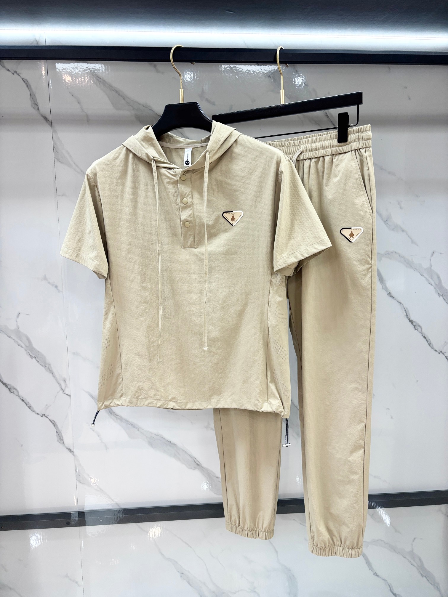 普拉达 2026专柜热销款短袖套装，精致工艺专柜面料，顶级元素融合打造，经典短袖3标齐全，潮男时尚，无论