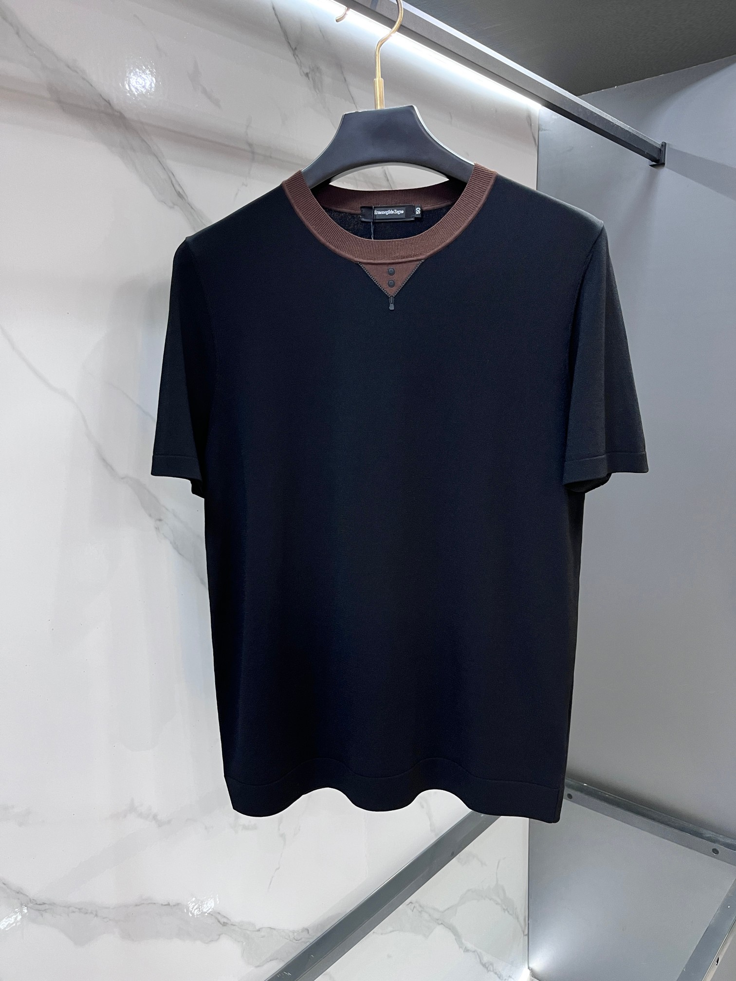 NO:875139,Ermenegildo Zegna's 2026ss latest hot-selling high-quality knitted short-sleeved T-shirt, made of customized imported soft Yilite fabric, embellished with fashionable big-name element logos, breathable fabric, delicate and soft texture, cool and smooth against the body. Moisture-wicking, simple and elegant yet fashionable, three-dimensional tailoring, super stylish upper body!  A must-have for fashionistas!  ……………………………………………………………… SizeM-XXXL,,zegna,T-shirt,tees,t-shirt,19860909杰尼亚 2026ss最新大爆款精品针织短袖T恤,定制进口轻柔伊力特面料,时尚大牌元素logo点缀,会呼吸的面料,质感细腻柔软,贴身冰爽顺滑.吸湿排汗,简约大方又不失时尚,版型立体裁剪,上身超有型！时尚潮人必备款！…………………………………………………… SizeM-XXXL,,zegna,T-shirt,tees，t-shirt,,Men's clothing