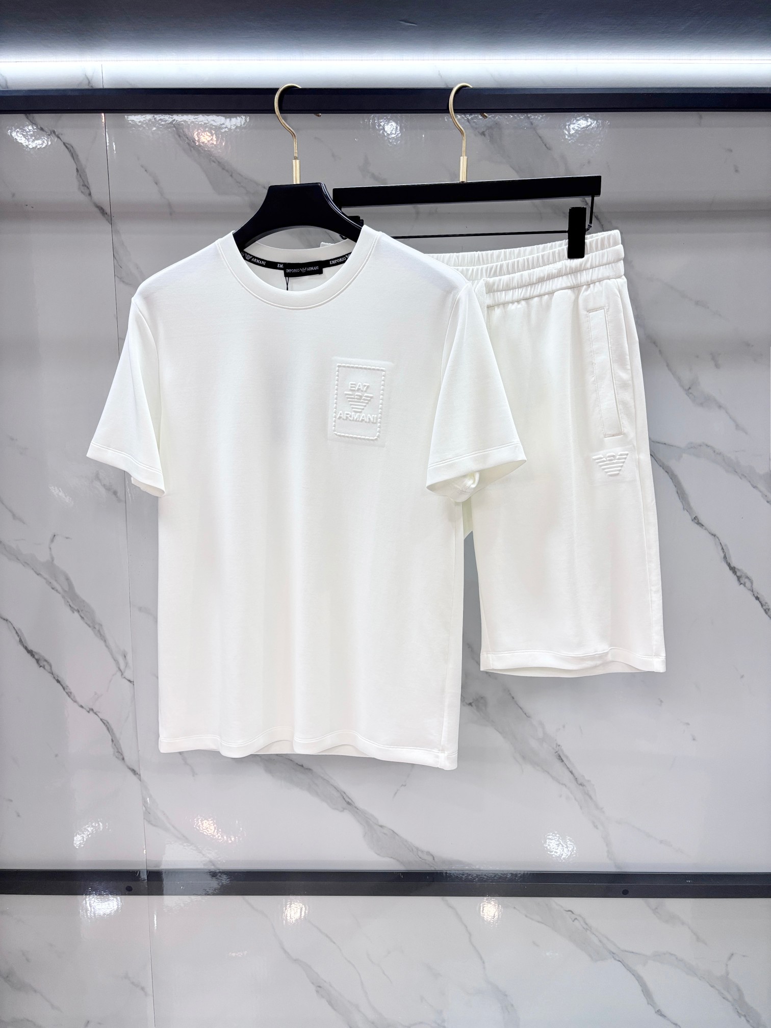 NO:860137,Armani 2026 spring and summer latest model, same style for men and women, classic design short-sleeved T-shirt shorts suit, slightly expanded version, customized air layer fabric, soft to the touch, comfortable to wear, fine workmanship. The upper body effect is invincible and handsome.……………………………………………………………… SizeM-XXXXL,,armani,shorts,T-shirt,tees,t-shirt,19860909阿玛尼 2026春夏最新款,男女同款,经典设计短袖T恤短裤套装,微扩版型,定制空气层面料,手感柔软,穿着舒适,做工精细.上身效果无敌帅气.………………………………………………… SizeM-XXXXL,,armani,shorts,T-shirt,tees，t-shirt,,Men's clothing