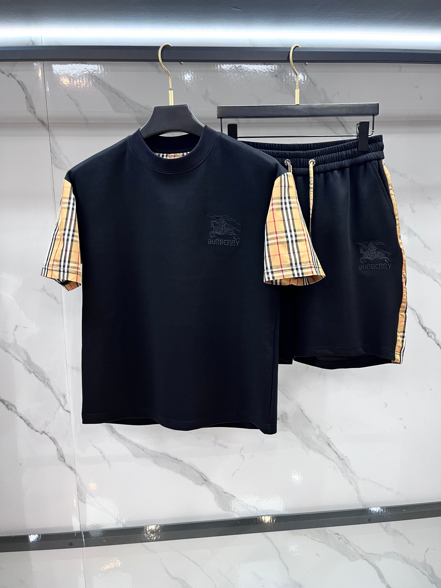 NO:860162,Burberry 2026 spring and summer latest model, same style for men and women, classic design short-sleeved T-shirt shorts suit, slightly expanded version, customized air layer fabric, soft to the touch, comfortable to wear, fine workmanship. The upper body effect is invincible and handsome.……………………………………………………………… SizeM-XXXL,, burberry, shorts, T-shirt, tees, t-shirt,19860909巴宝莉 2026春夏最新款,男女同款,经典设计短袖T恤短裤套装,微扩版型,定制空气层面料,手感柔软,穿着舒适,做工精细.上身效果无敌帅气.………………………………………………… SizeM-XXXL,,burberry,shorts,T-shirt,tees，t-shirt,,Men's clothing