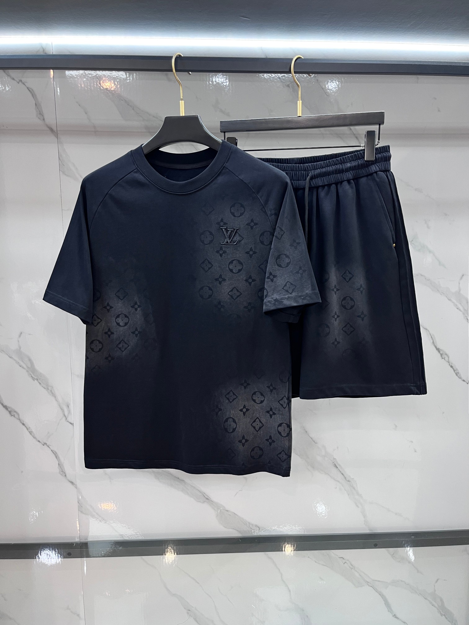 NO:875140,Lv 2026 spring and summer latest style, same style for men and women, classic design short-sleeved T-shirt shorts suit, slightly expanded version, customized air layer fabric, soft to the touch, comfortable to wear, fine workmanship. The upper body effect is invincible and handsome.……………………………………………………………… SizeM-XXXL,, louis vuitton, shorts, T-shirt, tees, t-shirt,19860909Lv 2026春夏最新款,男女同款,经典设计短袖T恤短裤套装,微扩版型,定制空气层面料,手感柔软,穿着舒适,做工精细.上身效果无敌帅气.………………………………………………… SizeM-XXXL,,louis vuitton,shorts,T-shirt,tees，t-shirt,,Men's clothing