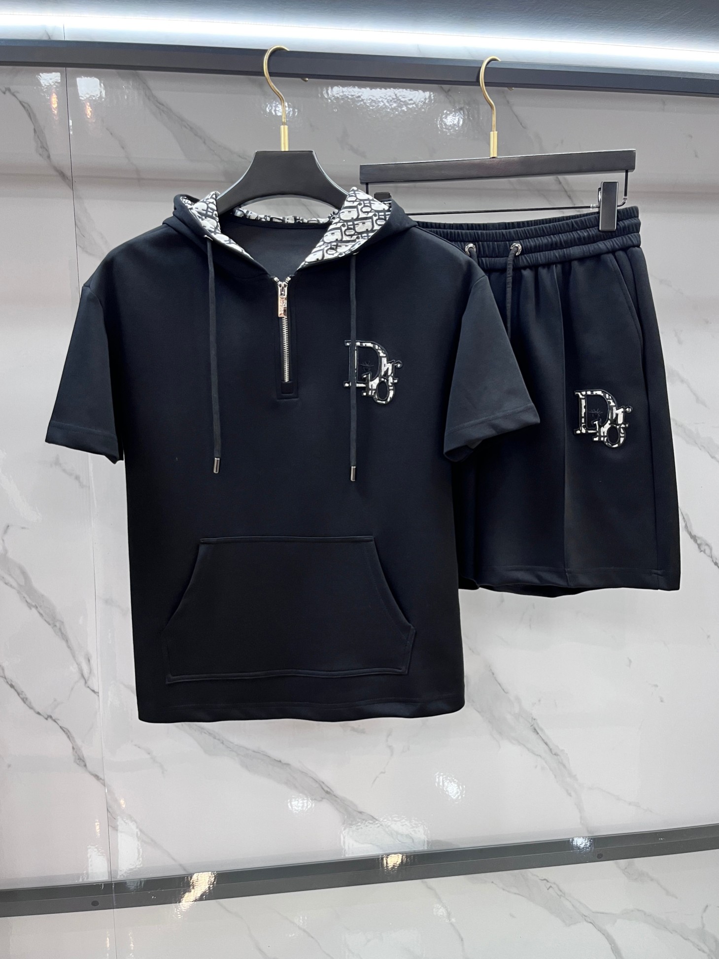 NO:875148,Dior's latest 2026 spring and summer style, same style for men and women, classic design short-sleeved T-shirt shorts suit, slightly expanded version, customized air layer fabric, soft to the touch, comfortable to wear, fine workmanship. The upper body effect is invincible and handsome.…………………………………………………… SizeM-XXXL,, dior, shorts, T-shirt, tees, t-shirt,19860909迪奥 2026春夏最新款,男女同款,经典设计短袖T恤短裤套装,微扩版型,定制空气层面料,手感柔软,穿着舒适,做工精细.上身效果无敌帅气.………………………………………………… SizeM-XXXL,,dior,shorts,T-shirt,tees，t-shirt,,Men's clothing