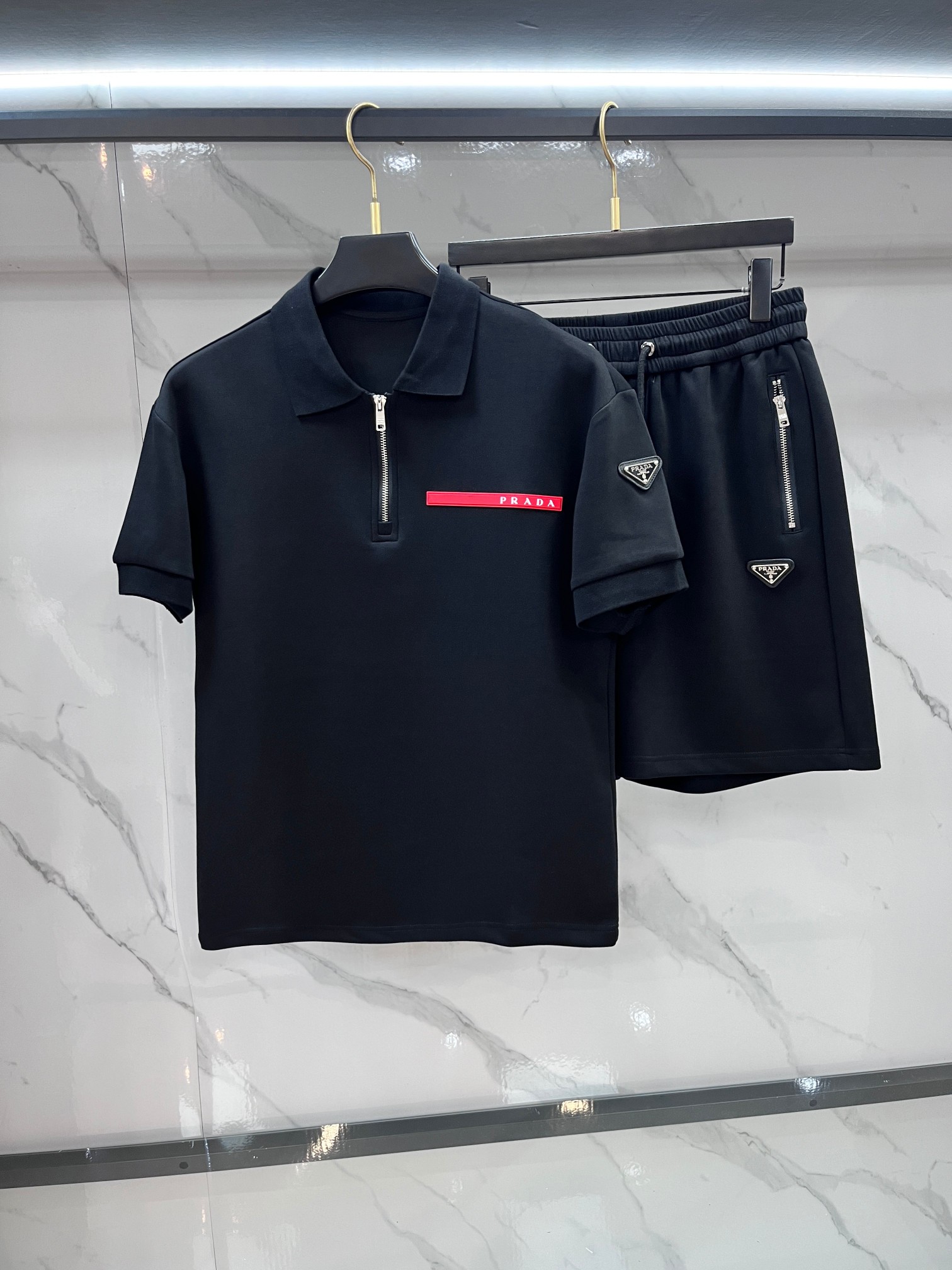 NO:875156,Prada 2026 spring and summer latest model, same style for men and women, classic design short-sleeved T-shirt and shorts suit, slightly expanded version, customized air layer fabric, soft to the touch, comfortable to wear, fine workmanship. The upper body effect is invincible and handsome.…………………………………………………… SizeM-XXXL,,prada,shorts,T-shirt,tees,t-shirt,19860909普拉达 2026春夏最新款,男女同款,经典设计短袖T恤短裤套装,微扩版型,定制空气层面料,手感柔软,穿着舒适,做工精细.上身效果无敌帅气.………………………………………………… SizeM-XXXL,,prada,shorts,T-shirt,tees，t-shirt,,Men's clothing