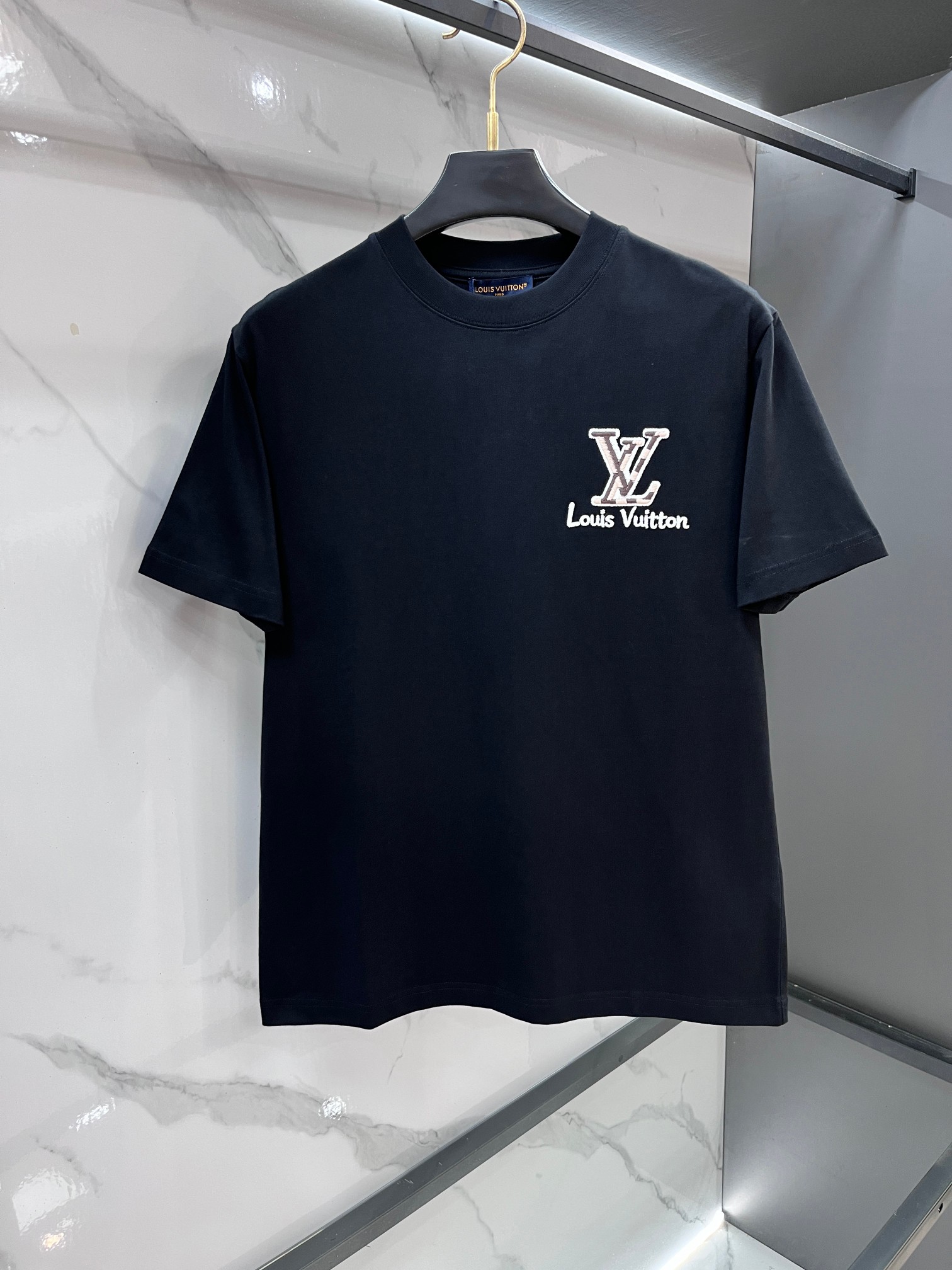 Lv 2026春夏新款首发专柜最新款短袖圆领T恤 高端订制 设计前卫时尚！品牌logo重工艺设计 高端定