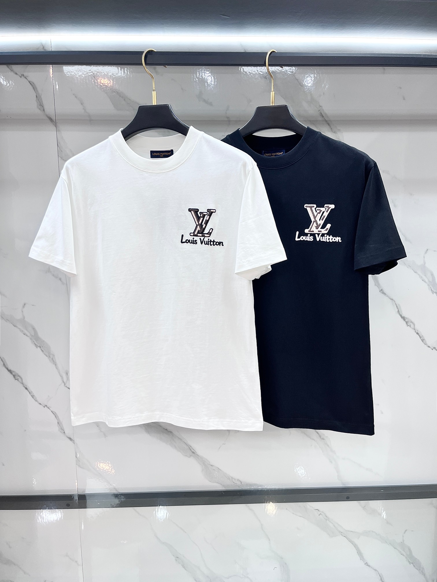 Lv 2026春夏新款首发专柜最新款短袖圆领T恤 高端订制 设计前卫时尚！品牌logo重工艺设计 高端定