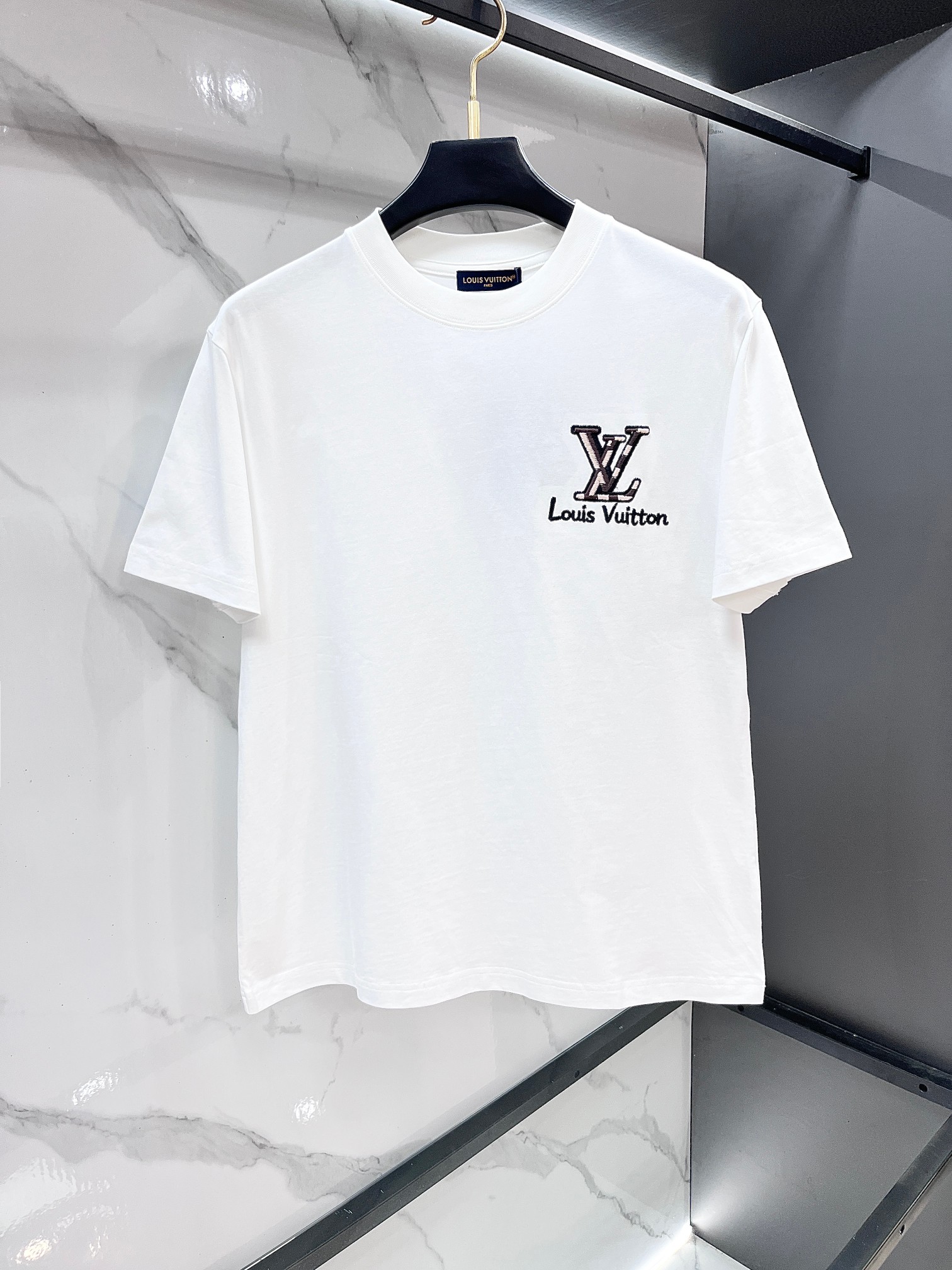 Lv 2026春夏新款首发专柜最新款短袖圆领T恤 高端订制 设计前卫时尚！品牌logo重工艺设计 高端定