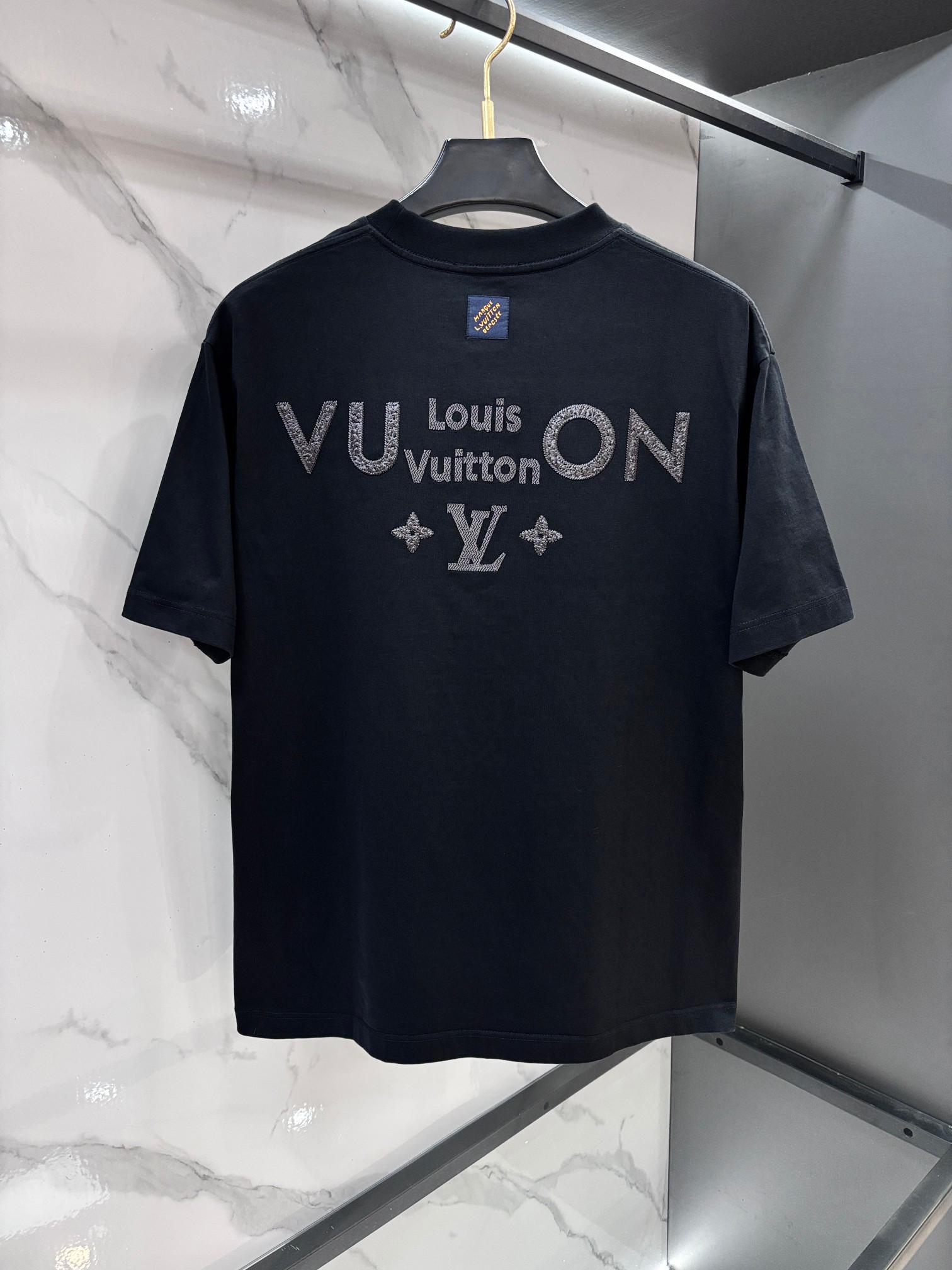 Lv 2026SS 限定新品短袖T恤，基础简约百搭款式，面料采用是高克重纯棉布料，刺绣logo柔软扎实，