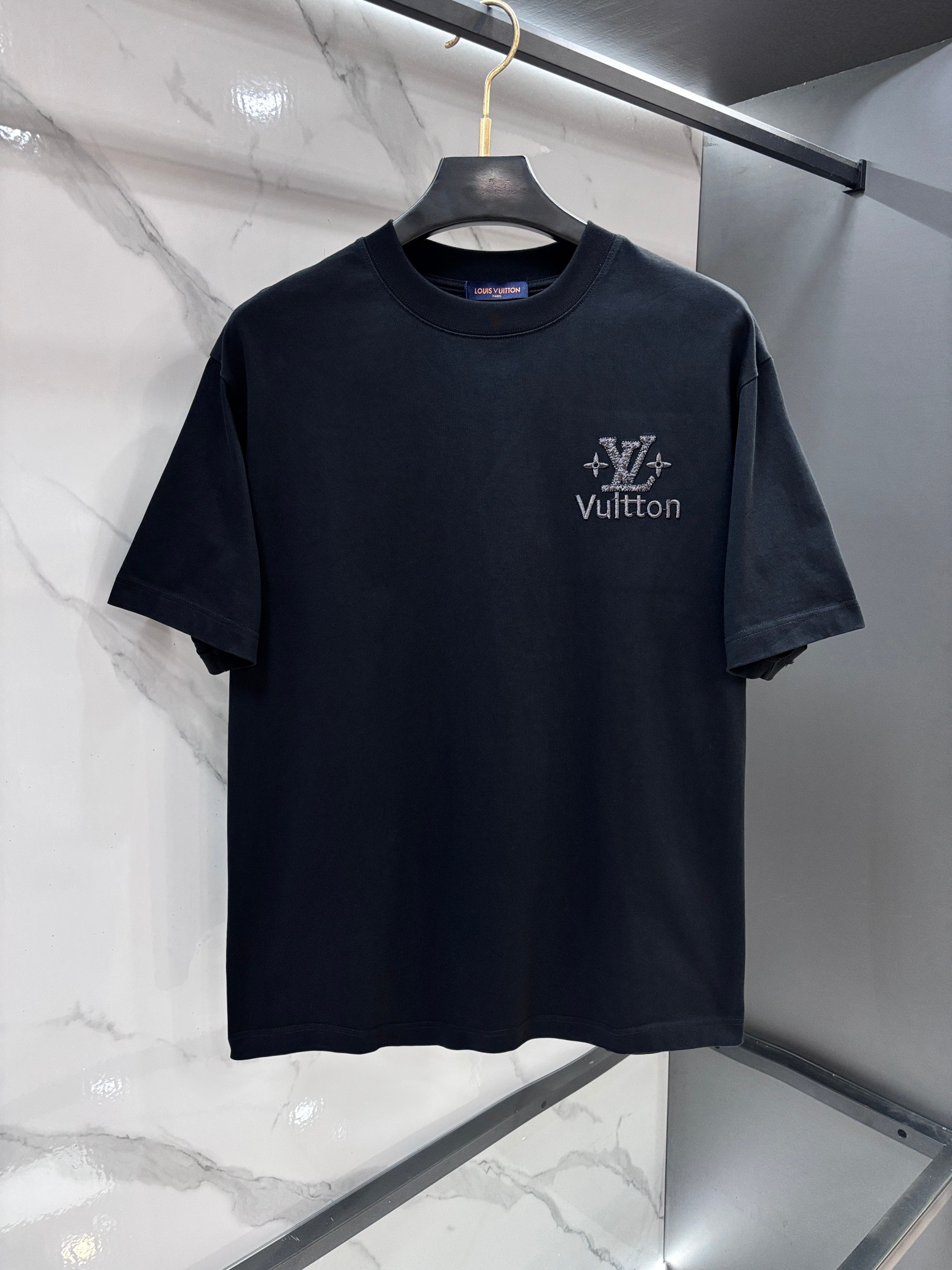 Lv 2026SS 限定新品短袖T恤，基础简约百搭款式，面料采用是高克重纯棉布料，刺绣logo柔软扎实，