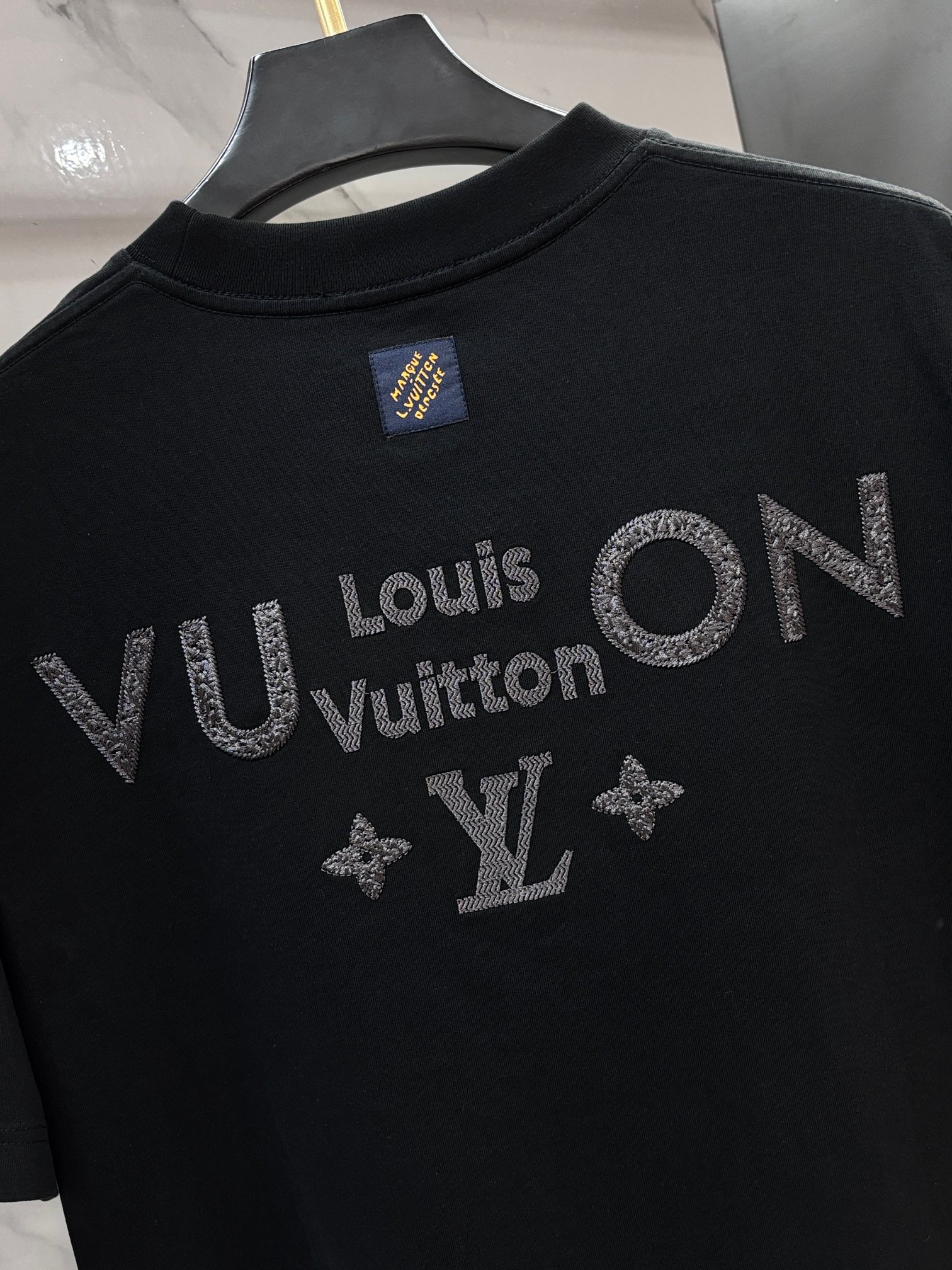 Lv 2026SS 限定新品短袖T恤，基础简约百搭款式，面料采用是高克重纯棉布料，刺绣logo柔软扎实，