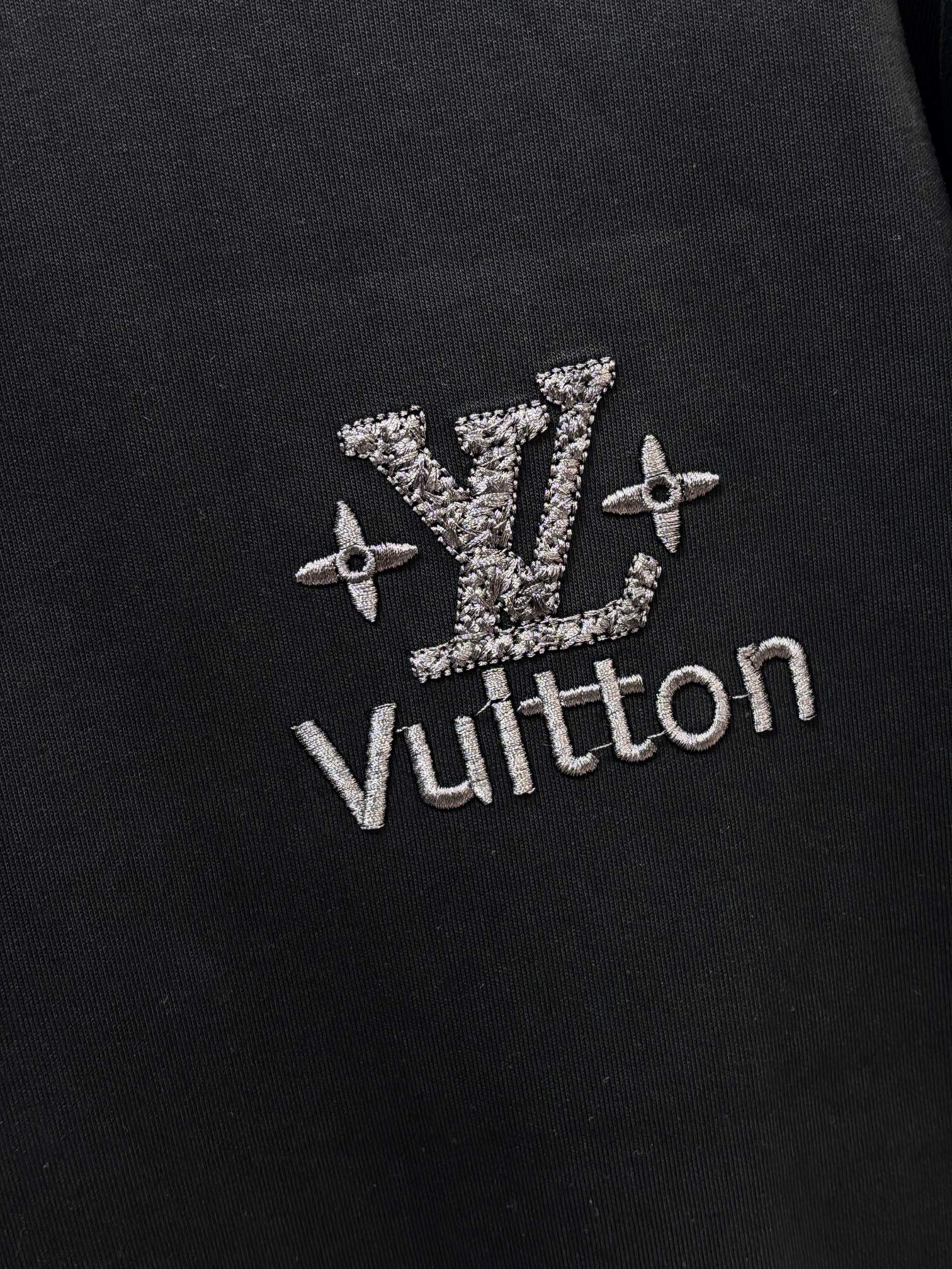 Lv 2026SS 限定新品短袖T恤，基础简约百搭款式，面料采用是高克重纯棉布料，刺绣logo柔软扎实，