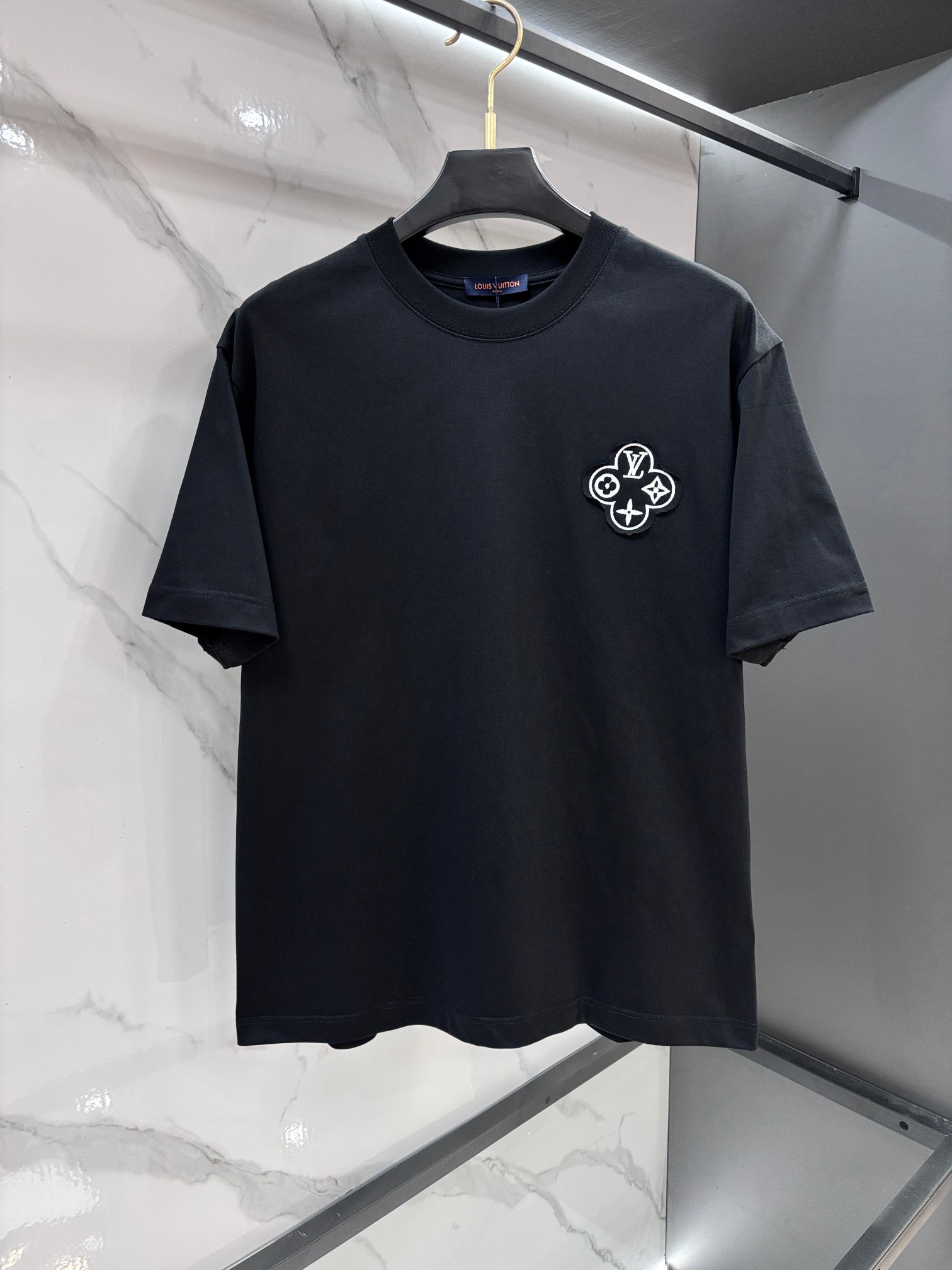 NO:936517,Lv 2026SS limited new short-sleeved T-shirt, basic simple and versatile style, the fabric is made of high-weight pure cotton fabric, the embroidered logo is soft and solid, the texture is perfect, the contrast is sharp, the same loose version as always, boys and girls can easily control the upper body, the same style for men and women.…………………………………………………… SizeS-XXL,, louis vuitton, T-shirt, tees, t-shirt,19860909Lv 2026SS 限定新品短袖T恤,基础简约百搭款式,面料采用是高克重纯棉布料,刺绣logo柔软扎实,质感满分,对比鲜明,一如既往的宽松版型,男生女生轻松上身驾驭,男女同款.…………………………………………………… SizeS-XXL,,louis vuitton,T-shirt,tees，t-shirt,,Men's clothing