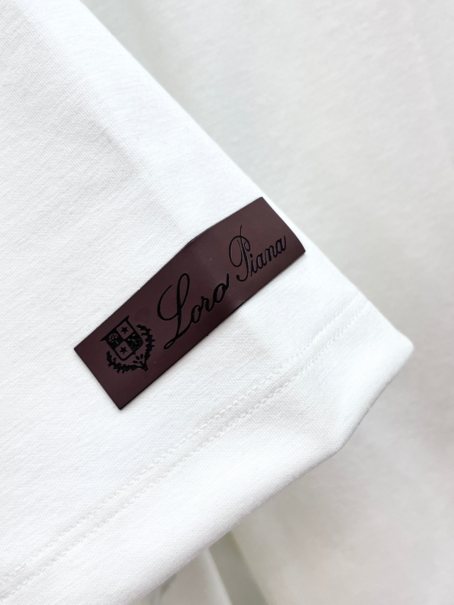 Loro Piana 春夏最新款，男女同款，经典设计短袖T恤短裤套装，微扩版型，定制空气层面料，手感柔软