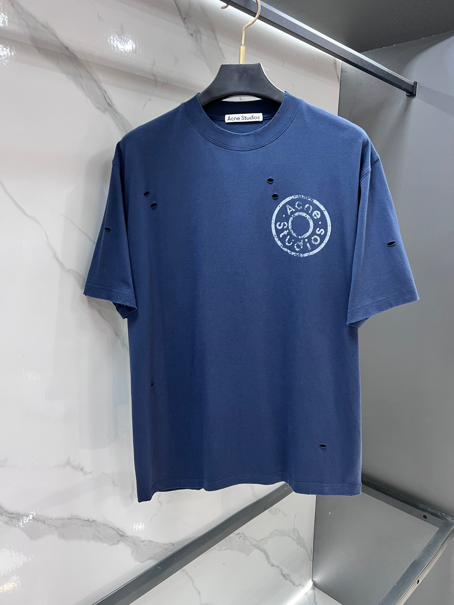 NO:912579,Acne Studios distressed printed short-sleeved T-shirt is like the mottled rust on ancient copperware. It is printed with glue and has a naturally worn texture with holes. It is suitable for men and women in various occasions!  ……………………………………………………………… SizeS-XL,,acne studios,dior,T-shirt,tees,t-shirt,19860909Acne Studios 做旧印花短袖T恤 仿若古老铜器上的斑驳锈迹 采用胶浆印花 破洞自然磨损的质感 适合各种场合男女同款！…………………………………………………… SizeS-XL,,acne studios,dior,T-shirt,tees，t-shirt,,Men's clothing