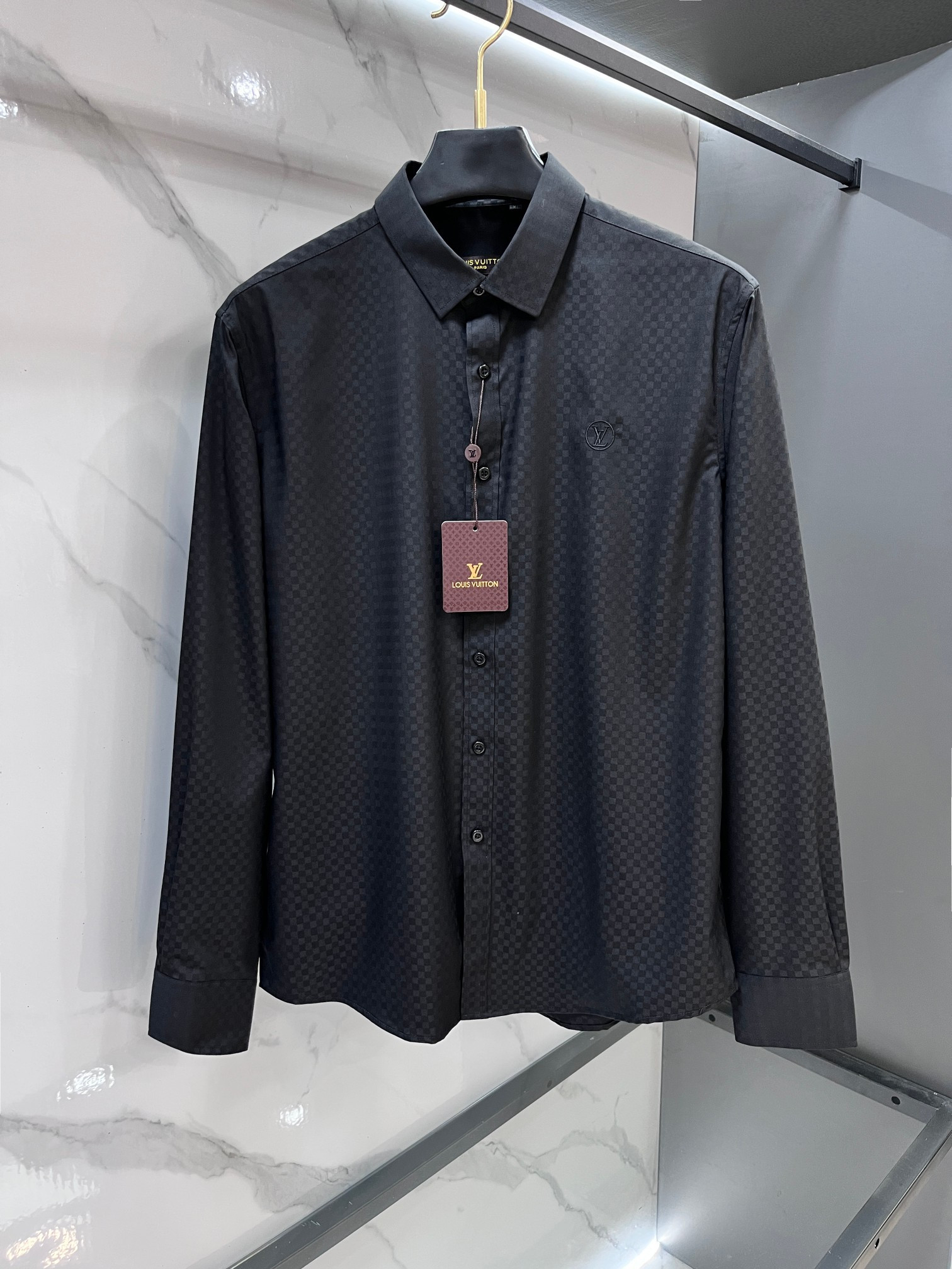 NO:912602,Lv 2026ss new men's long-sleeved shirt, high-end version!  Customized fabric with high breathability and comfort, impeccable details, brand element design concept, reflecting high quality. It feels delicate and soft!  It presents a casual cut and the upper body shape is awesome!  ……………………………………………………………… SizeM-XXXL,,louis vuitton,shirts,19860909Lv 2026ss新款男士长袖 衬衫 衬衣,高端版本！定制面料 透气舒适度高,细节无可挑剔,品牌元素设计理念,体现高品质.手感细腻柔软！呈现休闲裁剪,上身版型超赞！…………………………………………………… SizeM-XXXL,,louis vuitton,shirts,,Men's clothing
