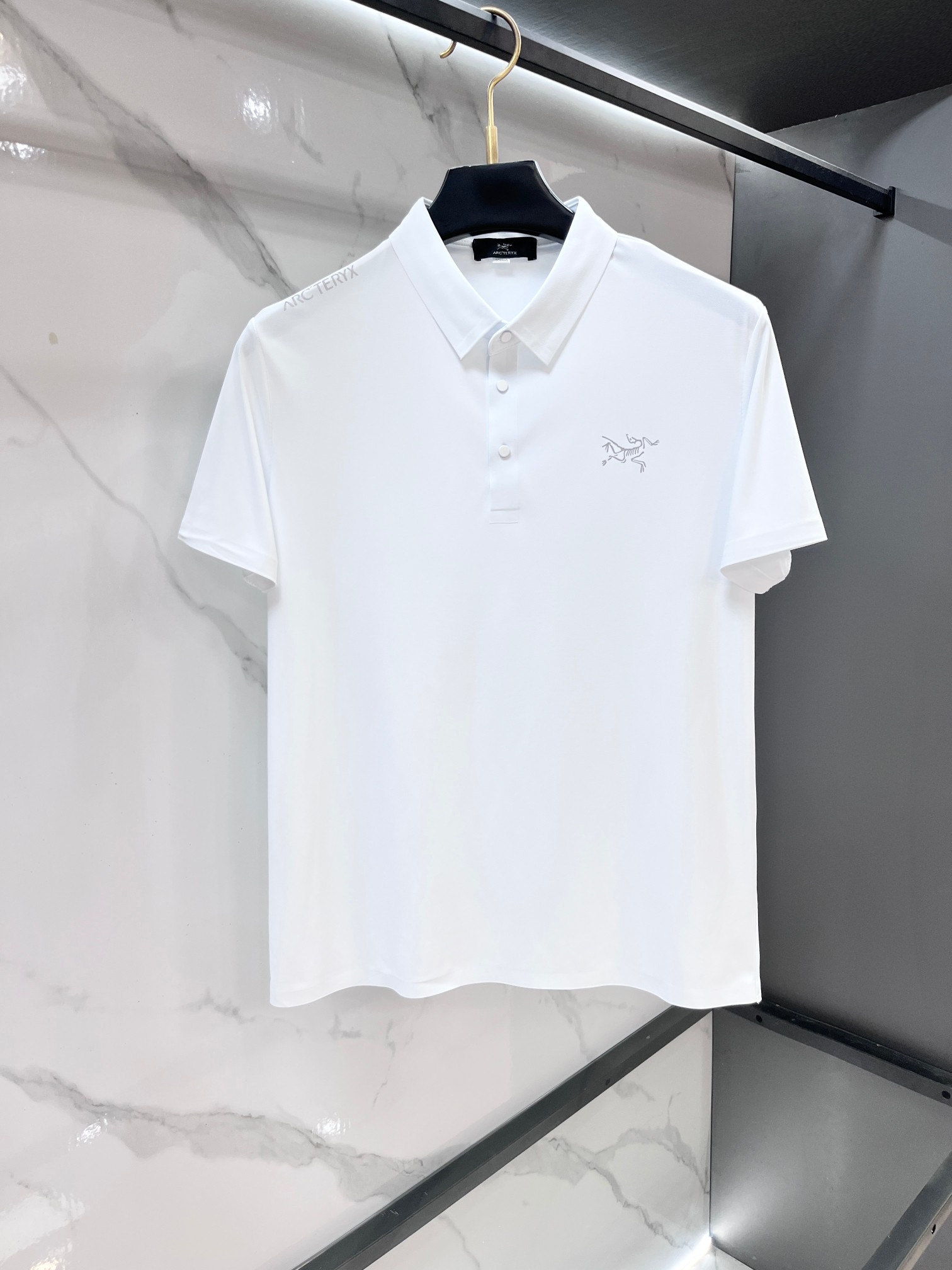 NO:915359,Arc'teryx 2026ss new summer product, men's no-iron anti-quick-drying business short-sleeved POLO shirt, rarely available through trading company channels, ahead of GW sales!  Lujia's summer show item, unique texture!  The fabric is silky and shiny, no-iron, anti-wrinkle and full of drape. No matter how you ravage it, it will remain as smooth as ever!  The fabric is made from custom-made imported polyester fiber fabrics. The fabric is wrinkle-resistant, lightweight and easy to care for. It feels light, silky and delicate. It has excellent breathability, moisture absorption and quick-drying properties. The upper body has a cooling effect. It is definitely the best choice for your summer wardrobe. If you get the actual product, you will definitely have an endless desire to repurchase!  The exquisite and smooth hemming and routing technology can withstand the harsh scrutiny and severe test of the masses. The first-class tailoring with basic fit makes the upper body three-dimensional and tall, handsome and charming!  …………………………………………………… SizeM-XXXl,,louis vuittonarc'teryx,louis vuitton,T-shirt,19860909始祖鸟 2026ss夏季新品,男士免烫抗速干商务短袖POLO衫,贸易公司渠道稀出,领先GW发售！驴家夏季秀款单品,独特纹理！面料丝滑冰感有光泽,免烫抗皱垂感十足,不论你如何蹂躏都会顺滑如初！ 面料精选客供定制进口聚酯纤维面料制成,面料抗皱轻盈好打理,手感轻薄丝滑细腻,拥有着极佳的透气吸湿速干性能,上身自带降温功效,绝对是夏日衣橱中不二之选,实物到手绝对会让你有无限回购的渴望！精湛平顺的包边走线工艺,经得起群众苛刻的目光审视及严峻考验,基础合体的一流版型裁剪,上身立体挺拔,帅气迷人！…………………………………………………… SizeM-XXXl,,louis vuittonarc'teryx,louis vuitton,T-shirt,,Men's clothing