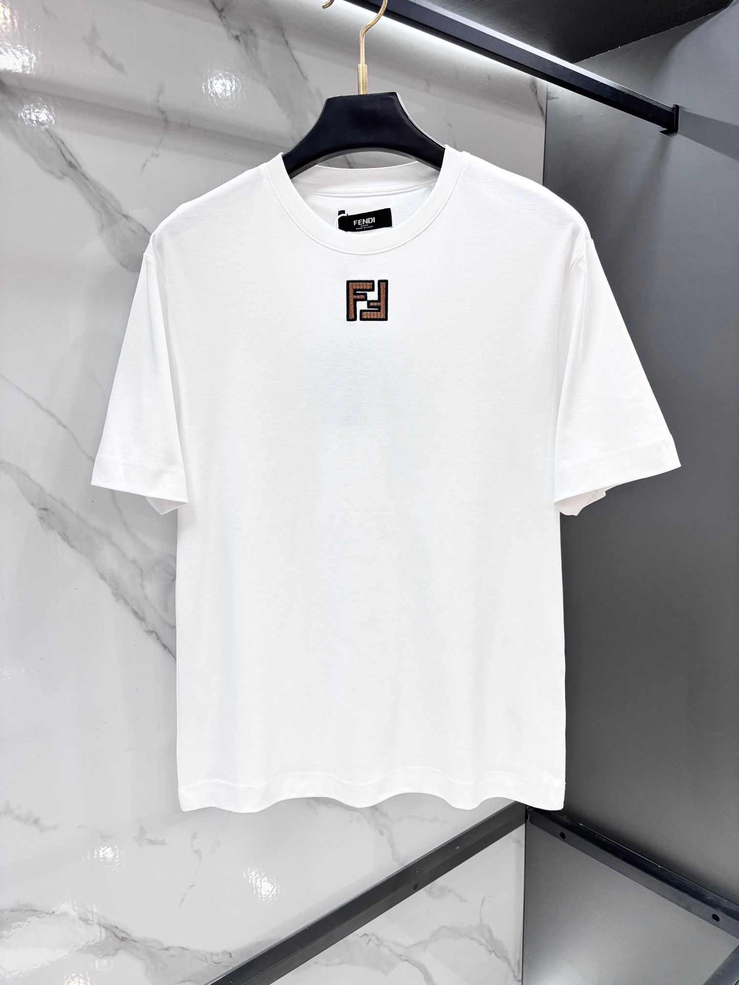 NO:952126,Fendi 2026 counter best-selling short-sleeved T-shirt, classic small logo embroidered on the chest, casual couple short-sleeved T-shirt, classic pattern design, made of 270g pure cotton fabric, a must-have for couples!  It's skin-friendly and breathable, it's so personalized, and it's the same style for men and women!  ……………………………………………………………… SizeS-XL,,fendi,T-shirt,tees,t-shirt,19860909芬迪 2026专柜热销款短袖T恤,经典胸前小标图案刺绣logo,休闲情侣短袖T恤,经典图案设计,采用270g克重纯棉面料,可搭配情侣刷街必备！亲肤透气,简直太个性了,男女同款！ …………………………………………………… SizeS-XL,,fendi,T-shirt,tees，t-shirt,,Men's clothing