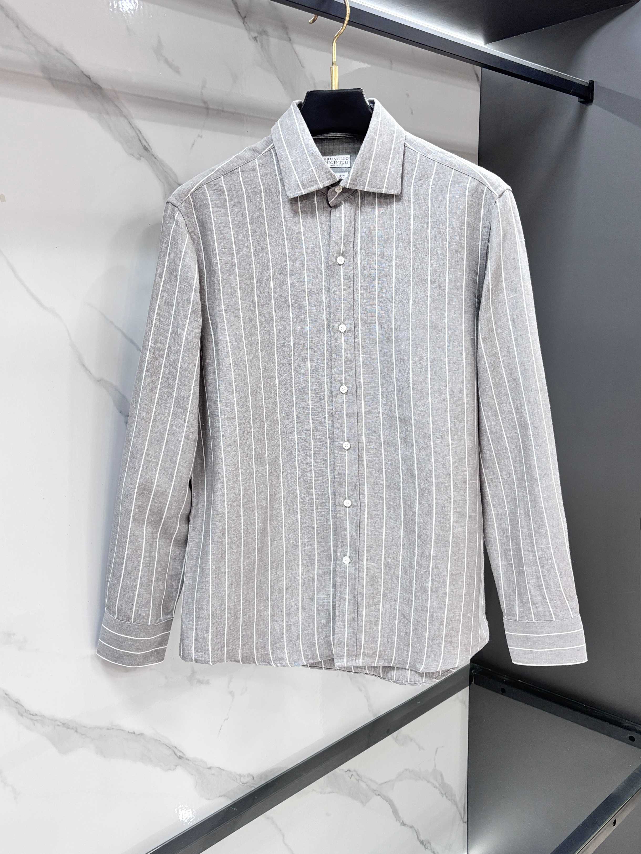 NO:931302,B.C.  Old-money style linen shirt, classic Chinese collar...Natural draping without collapse, one-click switch between business and leisure, three-dimensional tailoring of the collar, fitting the neck line, highlighting the elegant temperament. Low-key texture from a distance, rich color levels, breaking the monotony of solid colors, suitable for the pursuit of 'low-key and refined' dressing needs. Natural linen gives the fabric breathable and moisture-absorbing properties, enhances wrinkle resistance and  It is durable, feels dry and non-sticky, and can cool down the body by 3-5°C when worn in summer. The surface of the fabric has a natural texture, which produces unique 'aging' wrinkles as it is worn, giving it a retro charm as time goes by. After pre-shrinking, the dimensional stability after washing is improved by 80%. For urban men who pay attention to fabric texture and detailed design, they refuse to be exaggerated and pursue 'less'  is more' dressing philosophy, and is good at using basic styles to create a sense of luxury. It abandons exaggeration and publicity, and uses delicate brushstrokes with dark textures to outline a unique charm on the natural canvas of linen. Every texture is like a kiss left inadvertently by time, with the temperature and texture of life.…………………………………………………… SizeS-XXXL,, shirts,19860909BC 老钱风亚麻衬衫,经典中式领...自然垂坠不软塌,商务休闲一键切换,领部立体剪裁,贴合颈部线条,凸显儒雅气质.远观低调质感,颜色层次丰富,打破纯色单调,适合追求“低调精致”的穿搭需求.天然亚麻赋予面料透气吸湿特性,增强抗皱性与耐用度,触感干爽不粘身,夏季穿着体感降温3-5℃.面料表面带有自然肌理感,随穿着产生独特“养旧”褶皱,越穿越有复古韵味；经预缩处理,水洗后尺寸稳定性提升80.面向注重面料质感与细节设计的都市男性,他们拒绝浮夸,追求“less is more”的穿衣哲学,擅长用基础款打造高级感.摒弃了浮夸与张扬,以暗纹理的细腻笔触,在亚麻的天然画布上勾勒出独有的韵味.每一道纹理,都像是时光不经意间留下的吻痕,带着生活的温度与质感.…………………………………………………… SizeS-XXXL,,shirts,,Men's clothing