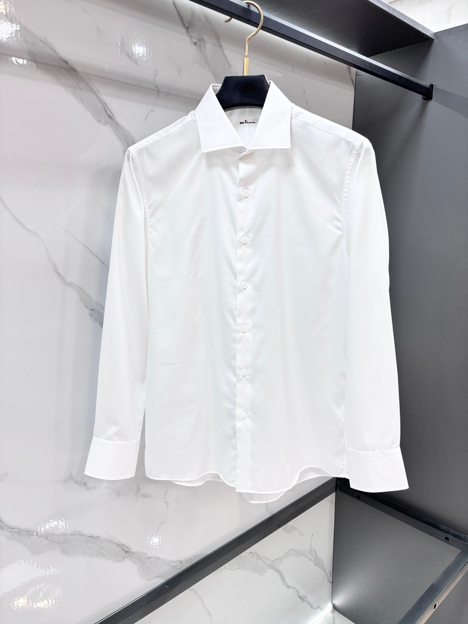 NO:931315,High-end shirts of the same style and fabric are coming from the Kiton counter. A good shirt is a silent business card for business occasions. High-count fabrics are selected, three-dimensional tailoring, crisp and stylish. Low-key elegance, texture hidden in the details, calmly handle every important meeting. The dignity of the workplace elite starts with a good shirt. Good products need no introduction, look at the details. …………………………………………………… SizeS-XXXL,,shirts,19860909Kiton 专柜同款同面料高端衬衫来袭 一件好衬衫,是商务场合的无声名片. 甄选高支面料,立体剪裁,挺括有型. 低调优雅,质感藏于细节, 从容应对每一场重要会面. 职场精英的体面,从一件好衬衫开始. 好货无需多言,看细节. …………………………………………………… SizeS-XXXL,,shirts,,Men's clothing