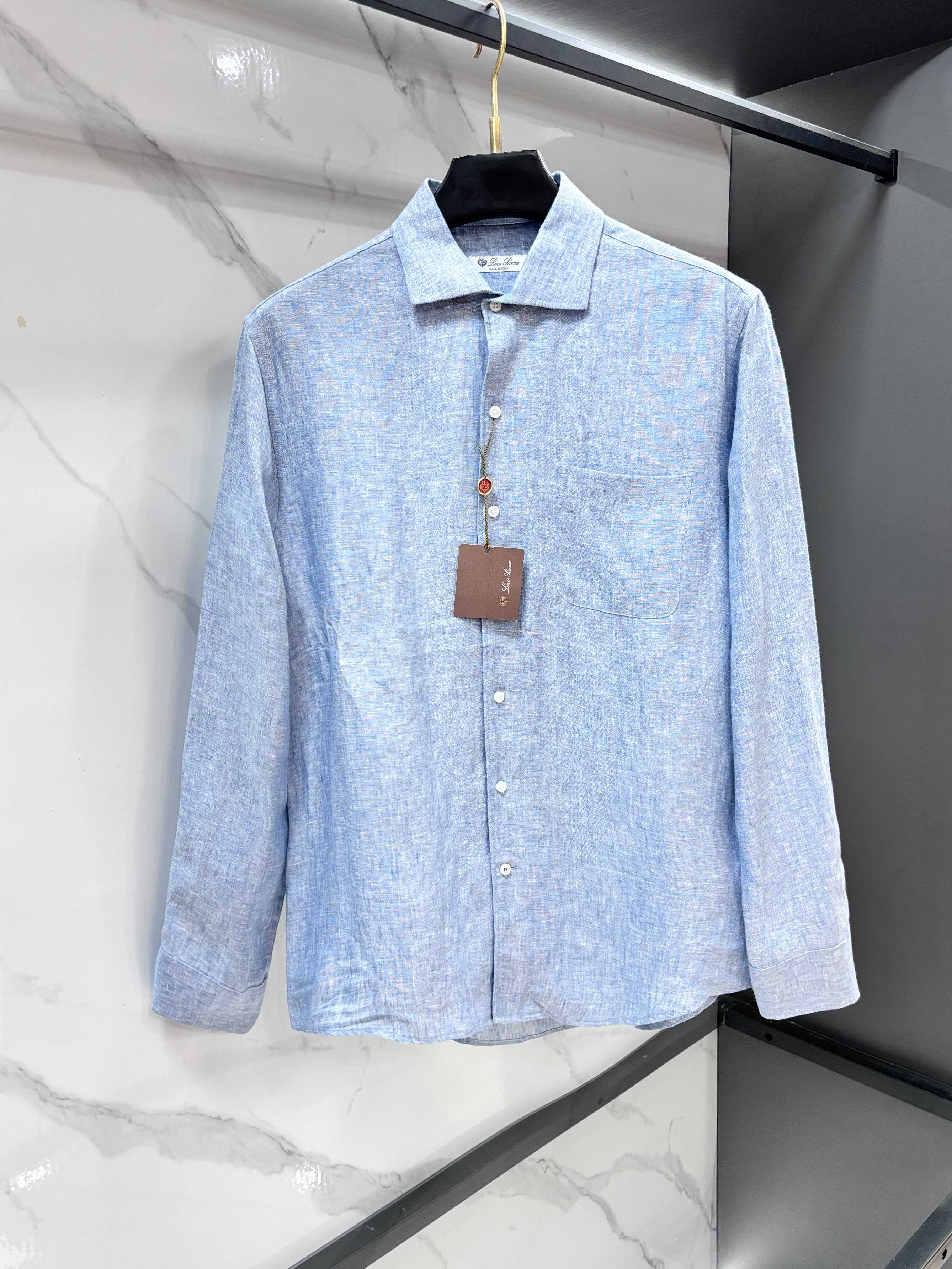 NO:931289,Lp  Old-money style linen shirt, classic Chinese collar...Natural draping without collapse, one-click switch between business and leisure, three-dimensional tailoring of the collar, fitting the neck line, highlighting the elegant temperament. Low-key texture from a distance, rich color levels, breaking the monotony of solid colors, suitable for the pursuit of 'low-key and refined' dressing needs. Natural linen gives the fabric breathable and moisture-absorbing properties, enhances wrinkle resistance and  It is durable, feels dry and non-sticky, and can cool down the body by 3-5°C when worn in summer. The surface of the fabric has a natural texture, which produces unique 'aging' wrinkles as it is worn, giving it a retro charm as time goes by. After pre-shrinking, the dimensional stability after washing is improved by 80%. For urban men who pay attention to fabric texture and detailed design, they refuse to be exaggerated and pursue 'less'  is more' dressing philosophy, and is good at using basic styles to create a sense of luxury. It abandons exaggeration and publicity, and uses delicate brushstrokes with dark textures to outline a unique charm on the natural linen canvas. Every texture is like a kiss left inadvertently by time, with the temperature and texture of life.…………………………………………………… SizeS-XXXL,, loro piana, shirts,19860909Lp 老钱风亚麻衬衫,经典中式领...自然垂坠不软塌,商务休闲一键切换,领部立体剪裁,贴合颈部线条,凸显儒雅气质.远观低调质感,颜色层次丰富,打破纯色单调,适合追求“低调精致”的穿搭需求.天然亚麻赋予面料透气吸湿特性,增强抗皱性与耐用度,触感干爽不粘身,夏季穿着体感降温3-5℃.面料表面带有自然肌理感,随穿着产生独特“养旧”褶皱,越穿越有复古韵味；经预缩处理,水洗后尺寸稳定性提升80.面向注重面料质感与细节设计的都市男性,他们拒绝浮夸,追求“less is more”的穿衣哲学,擅长用基础款打造高级感.摒弃了浮夸与张扬,以暗纹理的细腻笔触,在亚麻的天然画布上勾勒出独有的韵味.每一道纹理,都像是时光不经意间留下的吻痕,带着生活的温度与质感.…………………………………………………… SizeS-XXXL,,loro piana,shirts,,Men's clothing