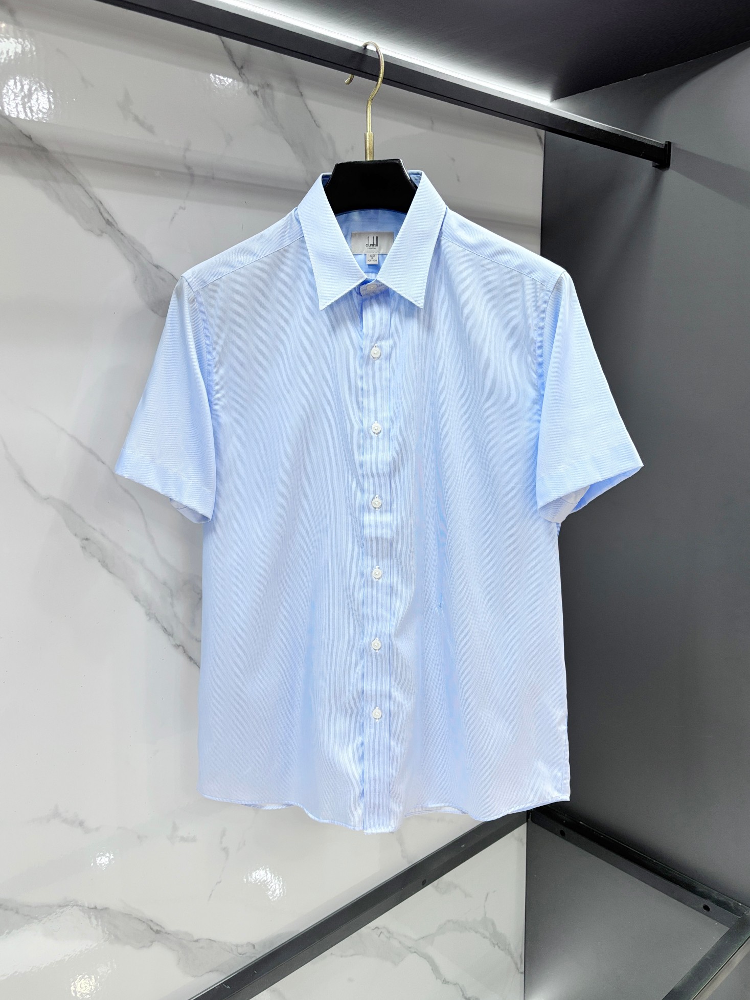 NO:936502,Dunhill 2025ss new men's short-sleeved shirt, high-end version!  Customized fabric with high breathability and comfort, impeccable details, brand element design concept, reflecting high quality. It feels delicate and soft!  It presents a casual cut and the upper body shape is awesome!  ……………………………………………………………… SizeS-xxxl,,shirts,T-shirt,19860909登喜路 2025ss新款男士短袖袖 衬衫 衬衣,高端版本！定制面料 透气舒适度高,细节无可挑剔,品牌元素设计理念,体现高品质.手感细腻柔软！呈现休闲裁剪,上身版型超赞！…………………………………………………… SizeS-xxxl,,shirts,T-shirt,,Men's clothing