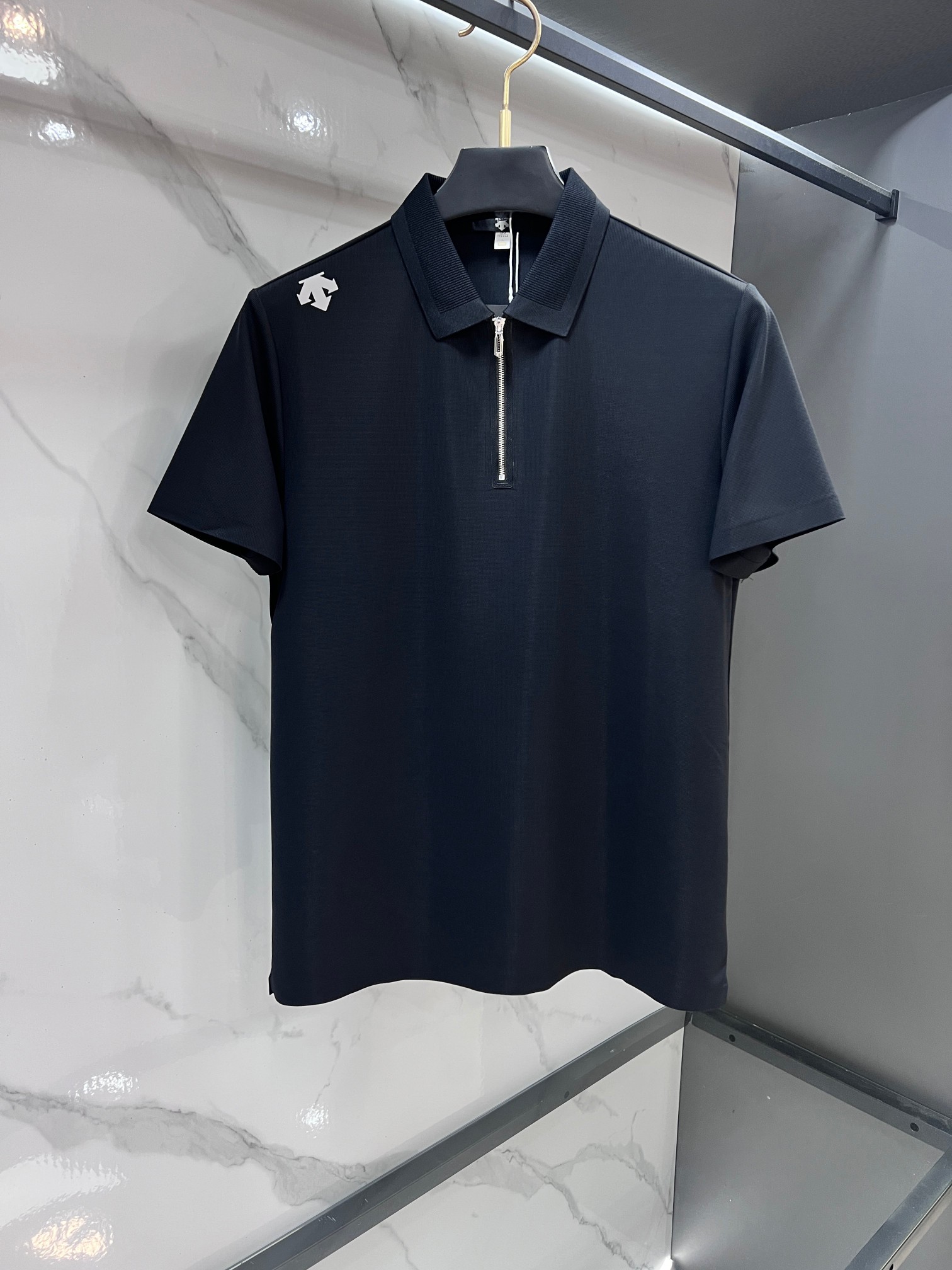 NO:947172,Descente 2026ss new summer product, men's no-iron anti-quick-drying business short-sleeved POLO shirt, rarely available through trading company channels, ahead of GW sales!  Lujia's summer show item, unique texture!  The fabric is silky and shiny, no-iron, anti-wrinkle and full of drape. No matter how you ravage it, it will remain as smooth as ever!  The fabric is made from custom-made imported polyester fiber fabrics. The fabric is wrinkle-resistant, lightweight and easy to care for. It feels light, silky and delicate. It has excellent breathability, moisture absorption and quick-drying properties. The upper body has a cooling effect. It is definitely the best choice for your summer wardrobe. If you get the actual product, you will definitely have an endless desire to repurchase!  The exquisite and smooth hemming and routing technology can withstand the harsh scrutiny and severe test of the masses. The basic and first-class tailoring makes the upper body three-dimensional and tall, handsome and charming!  …………………………………………… SizeM-XXXXL,,louis vuitton,louis vuitton,T-shirt,19860909迪桑特 2026ss夏季新品,男士免烫抗速干商务短袖POLO衫,贸易公司渠道稀出,领先GW发售！驴家夏季秀款单品,独特纹理！面料丝滑冰感有光泽,免烫抗皱垂感十足,不论你如何蹂躏都会顺滑如初！ 面料精选客供定制进口聚酯纤维面料制成,面料抗皱轻盈好打理,手感轻薄丝滑细腻,拥有着极佳的透气吸湿速干性能,上身自带降温功效,绝对是夏日衣橱中不二之选,实物到手绝对会让你有无限回购的渴望！精湛平顺的包边走线工艺,经得起群众苛刻的目光审视及严峻考验,基础合体的一流版型裁剪,上身立体挺拔,帅气迷人！…………………………………………………… SizeM-XXXXL,,louis vuitton,louis vuitton,T-shirt,,Men's clothing