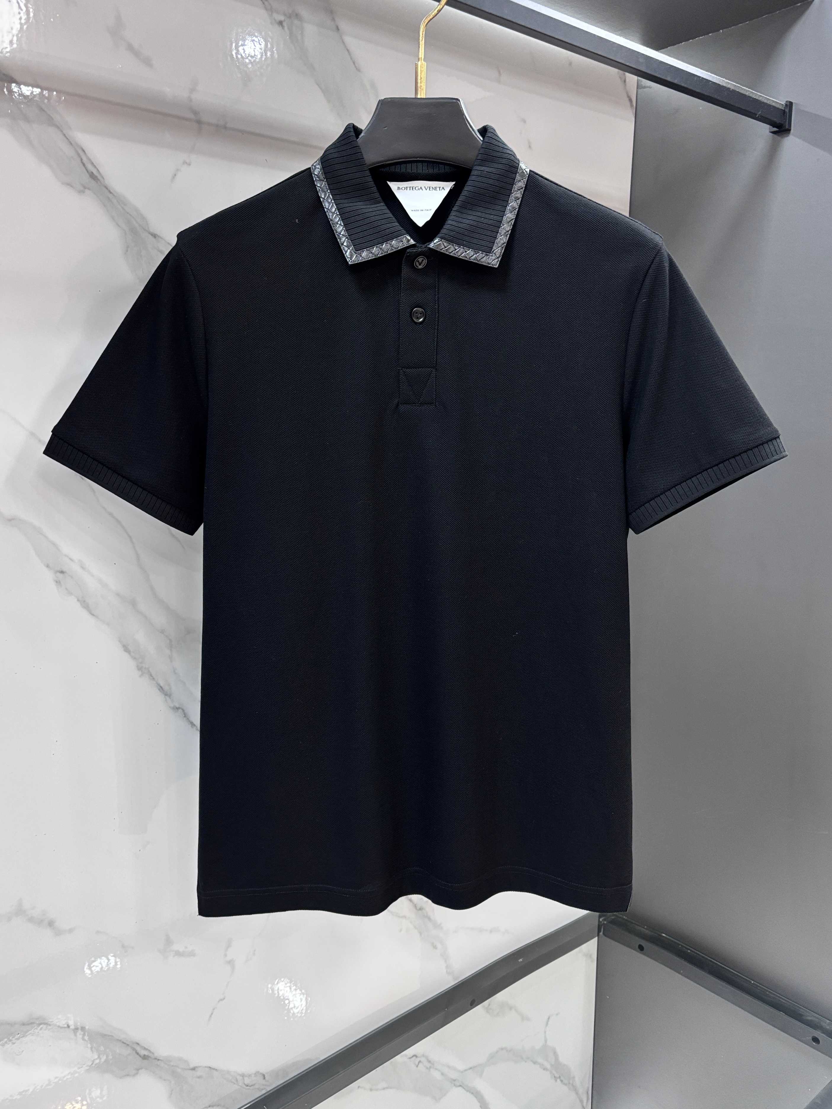 NO:936477,Bv 2026ss summer counter new men's lapel polo shirt!  The ceiling-level business men's style of high-end men's clothing!  Simple and fashionable yet elegant, it looks great when worn alone, and the quality/details control can be taken away with your eyes closed. It is low-key, luxurious and connotative!  The custom-woven mesh pique cotton fabric supplied by the customer is carefully made. The mesh texture is evenly arranged on the surface of the fabric. It has excellent breathability and heat dissipation and perspiration. The upper body comfort is completely better than ordinary single-sided jersey tissue!  The classic brand LOGO on the chest is made with top-notch craftsmanship. The LOGO is three-dimensional, clear and full, and has extraordinary texture. Whether it is worn as an inner layer or worn alone, it is a classic product!  The exquisite tailoring process, every detail is handled very standard and delicately, which cannot be compared with other low-end products on the market. It is a must-have basic and versatile Polo shirt for men!  ……………………………………………………………… SizeM-XXXXL,,bottega veneta,19860909Bv 2026ss夏季专柜新款男士翻领Polo衫！高端男装的天花板级别的商务男款！简约时尚大气不失优雅,单穿内搭体面过人,品质控/细节控的闭眼带走,低调又奢华有内涵！客供定织网眼珠地棉布精心制成,面料表面排列均匀整齐的网眼纹理,透气性和散热排汗性极佳,上身舒适程度完全优于普通单面汗布组织！胸前经典的品牌LOGO标识,采用顶级工艺打造,LOGO立体清晰饱满,质感非凡的特质,无论是内搭还是单穿都是一款经典领域的产品！精妙绝伦的裁剪工艺,每一个细节处理的非常标准细腻,非市面一般LOW货可以媲美的,男士必入基础百搭款Polo衫推荐！…………………………………………………… SizeM-XXXXL,,bottega veneta,,Men's clothing