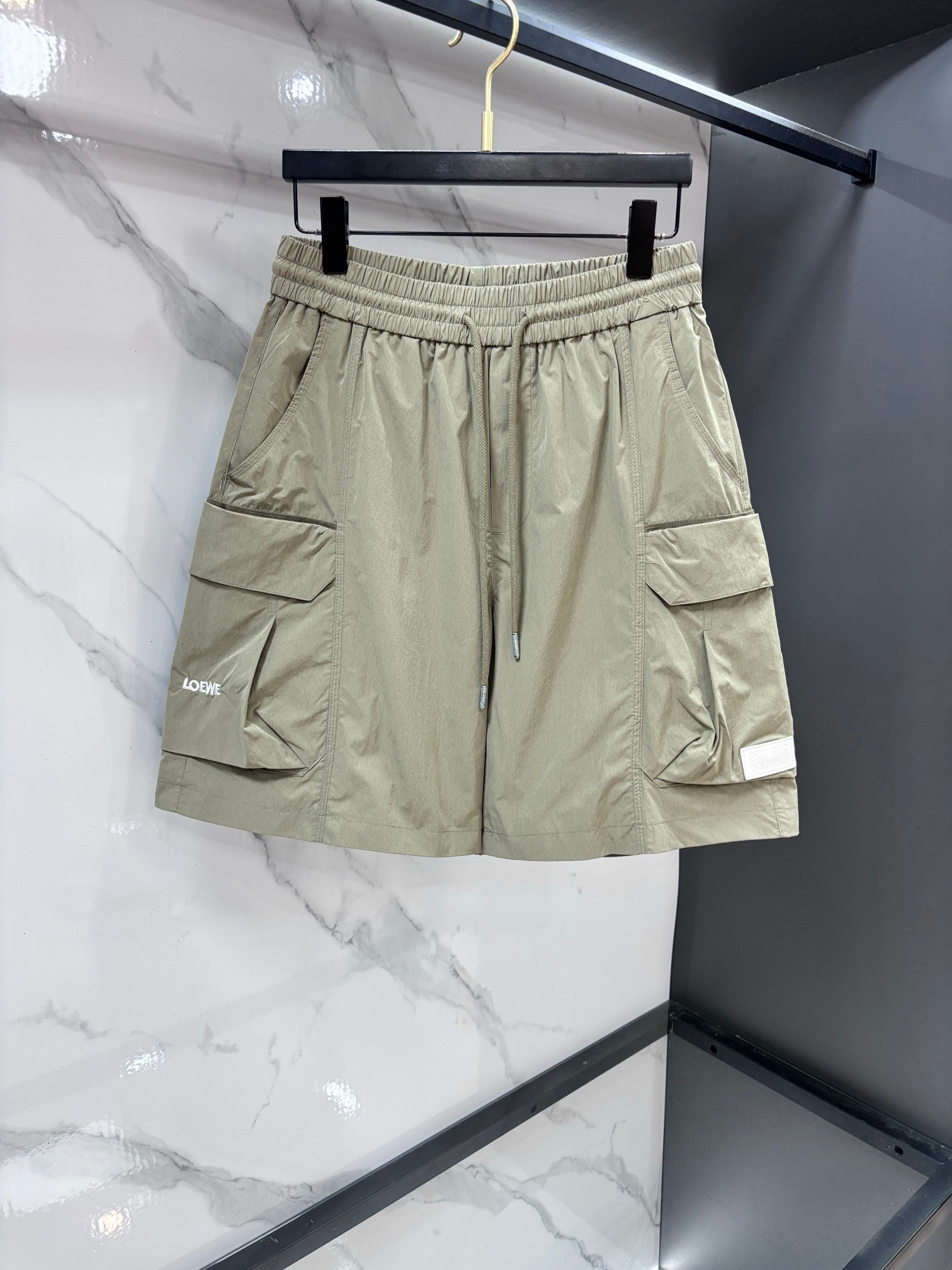 NO:936478,Luo Yiwei  2026SS Summer Classic Thin and Quick-Drying Nylon Drawstring Men's Beach Shorts #The pants are made of imported nylon. The material is breathable, moisture-wicking, and not easy to pack and deform after long-term wear. It has good wrinkle resistance and tear resistance, and the fabric is also very practical and functional in summer. Quick-drying  The fabrics create different textures and textures, and also present a different sense of light than the past. The classic British plaid is also very personalized and fashionable. Of course, the recognition is naturally low-key, versatile and not picky. It can be used for casual fashion and sports.…………………………………………  Sizem-xxxxl,,loewe,shorts,19860909罗意威 2026SS夏季经典轻薄速干尼龙抽绳男士沙滩短裤#该裤装取材于进口尼龙,材质透气吸湿排汗,久穿也不易起包变形,拥有良好的抗皱性,防撕裂性能,并且面料也是夏季非常实用的功能性速干面料,营造出不同纹理跟质感,也呈现出不同于以往常规的光感来,经典英伦格纹也非常的个性时尚,当然辨识度自然也是低调百搭不挑人,休闲时尚运动皆可.……………………………………………… Sizem-xxxxl,,loewe,shorts,,Men's clothing