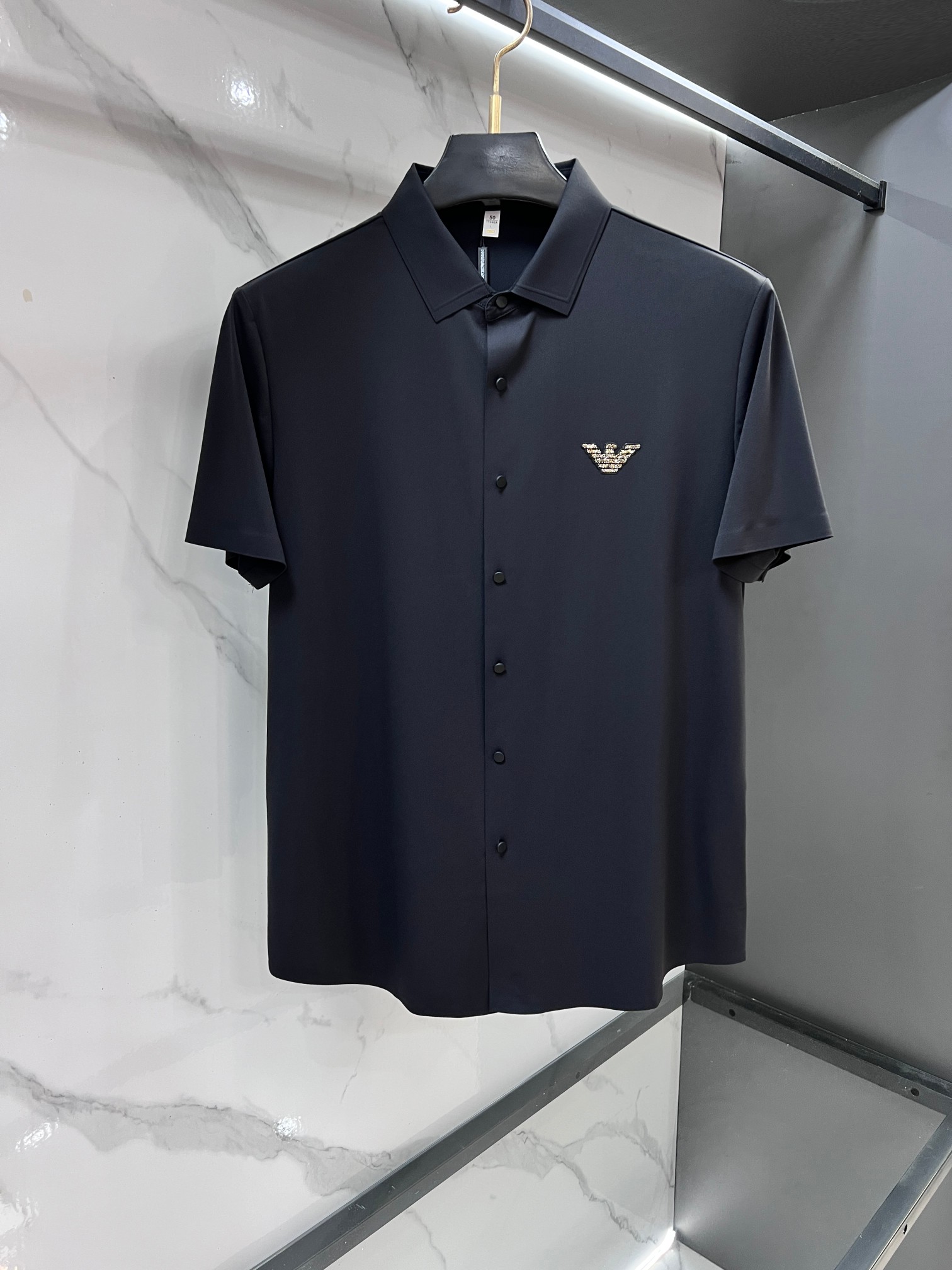 NO:947193,Armani 2026s new autumn shirt, customized top-notch cool nylon seamless shirt!  Designed with heavy craftsmanship, embellished with logos of fashionable big-name elements, the upper body has a great shape, and the fabric is fine, comfortable and breathable. It looks great with any combination and is a must-have for fashionable men!  ……………………………………………………………… SizeM-XXXXL,,armani,shirts,19860909阿玛尼 2026s秋季新款衬衫,定制顶级冰爽锦氨无痕衬衫！重工艺设计,时尚大牌元素logo点缀,上身版型超赞,面料细腻舒适透气,随意搭配都超级好看时尚型男必备款哦！…………………………………………………… SizeM-XXXXL,,armani,shirts,,Men's clothing