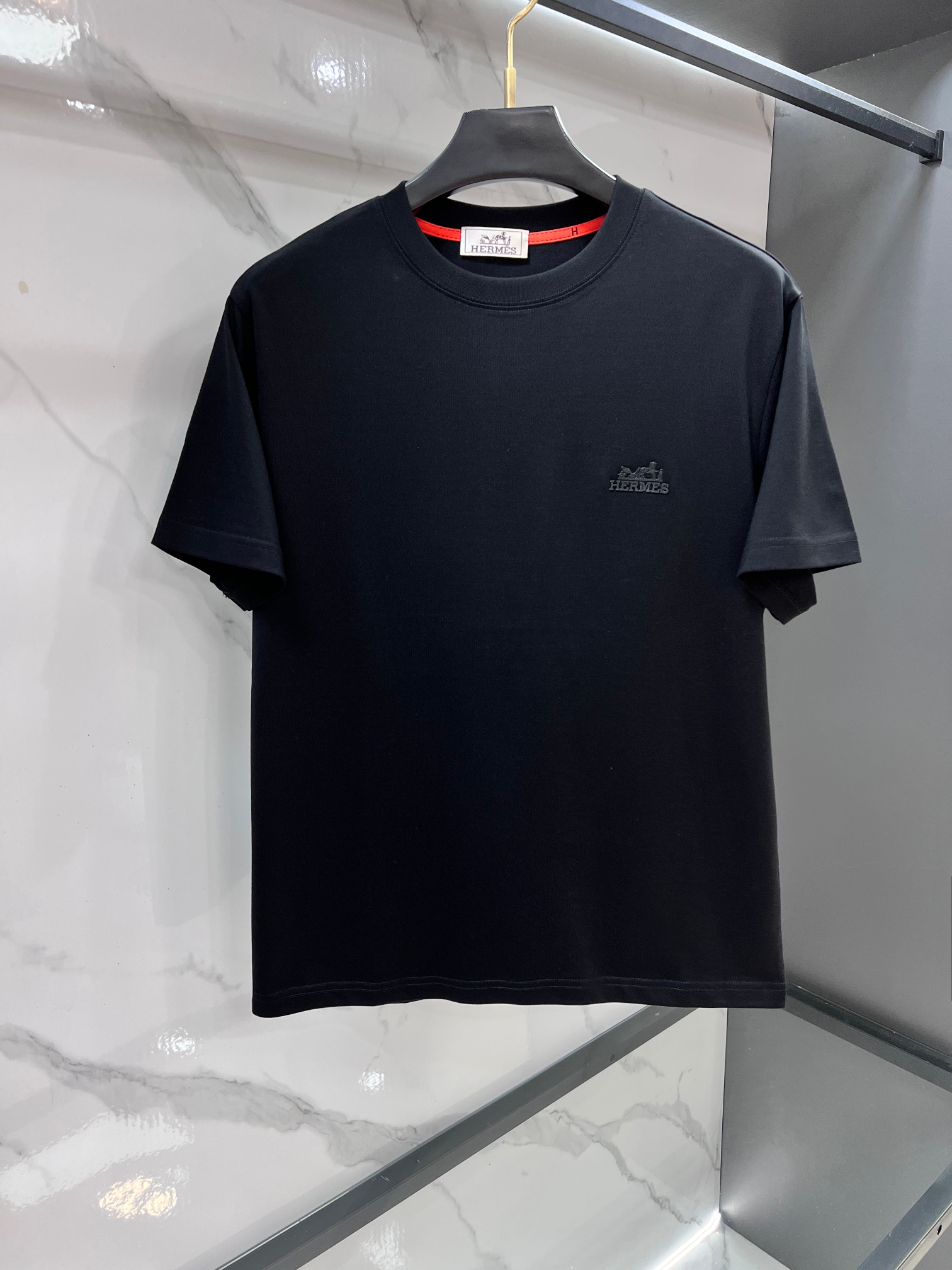 NO:957132,Hermès 2026 spring and summer new original men's round neck short-sleeved T-shirts are on sale simultaneously at the counter. Popular style. Simple, fashionable and versatile. High-end quality. Embroidered logo pattern on the chest. Customized high-quality long-staple cotton fabric. Comfortable to wear. Breathable. High-grade and textured. Simple, generous and decent. Fashionable without losing personality. The upper body is casual and casual. Handsome and stylish, showing the temperament of a big brand.……………………………………………………  SizeM-XXXL,,hermes,T-shirt,tees,t-shirt,19860909爱马仕 2026春夏新款原单男士圆领短袖T恤 柜台同步发售 爆款 简洁时尚百搭 高端品质 胸前刺绣logo图案设计 定制优质长绒棉面料 穿着舒适 透气 档次高很有质感 简单大方得体 时尚不失个性 上身休闲随性 帅气有型 彰显大牌气质.………………………………………………… SizeM-XXXL,,hermes,T-shirt,tees，t-shirt,,Men's clothing