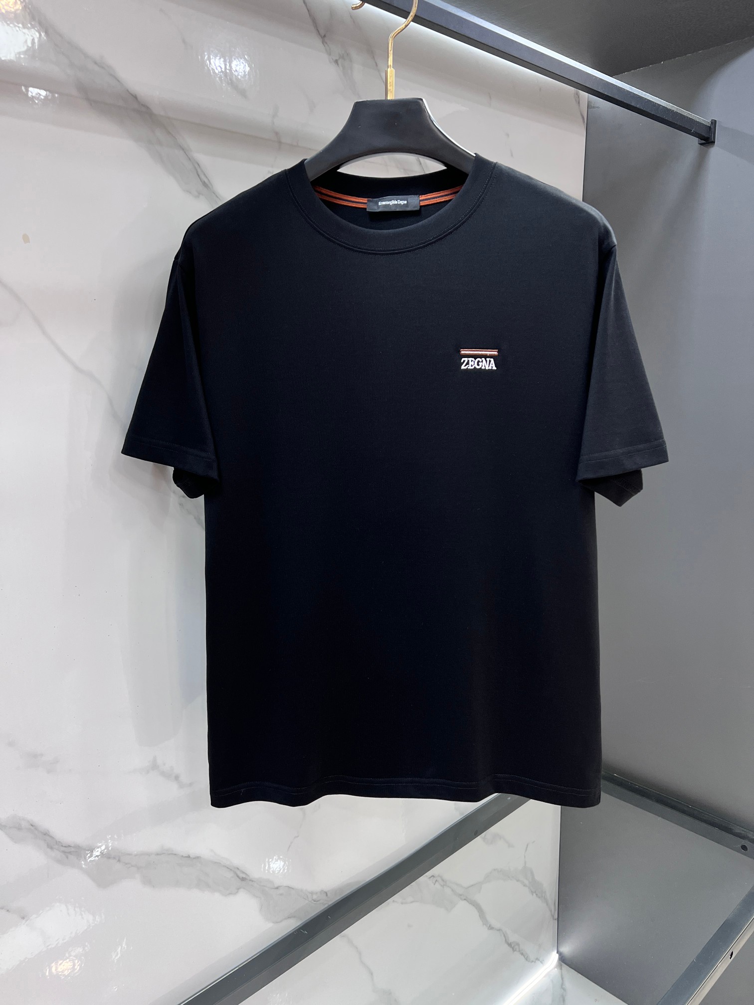 NO:957174,Ermenegildo Zegna 2026 spring and summer new men's short-sleeved T-shirt, order from foreign trade company!  It is one of Zegna’s classic proprietary fabrics!  Customized original pure cotton fabric!  Logo pattern laminated design on the chest!  The texture is warm, soft and delicate to the touch, but the shape is straight and stylish!  Details, extreme luxury...perfect interpretation of high-quality appearance.………………………………………… SizeM-XXXL,,zegna,T-shirt,tees,t-shirt,19860909杰尼亚 2026春夏新品男士短袖T恤,外贸公司订单！是杰尼亚经典的专有织物之一！ 定制原版纯棉面料！胸前logo图案压胶设计！质地保暖,触感又柔软细腻、但型态又笔挺有型！ 细节、奢华极致… 完美演绎高品质品相.………………………………………………… SizeM-XXXL,,zegna,T-shirt,tees，t-shirt,,Men's clothing