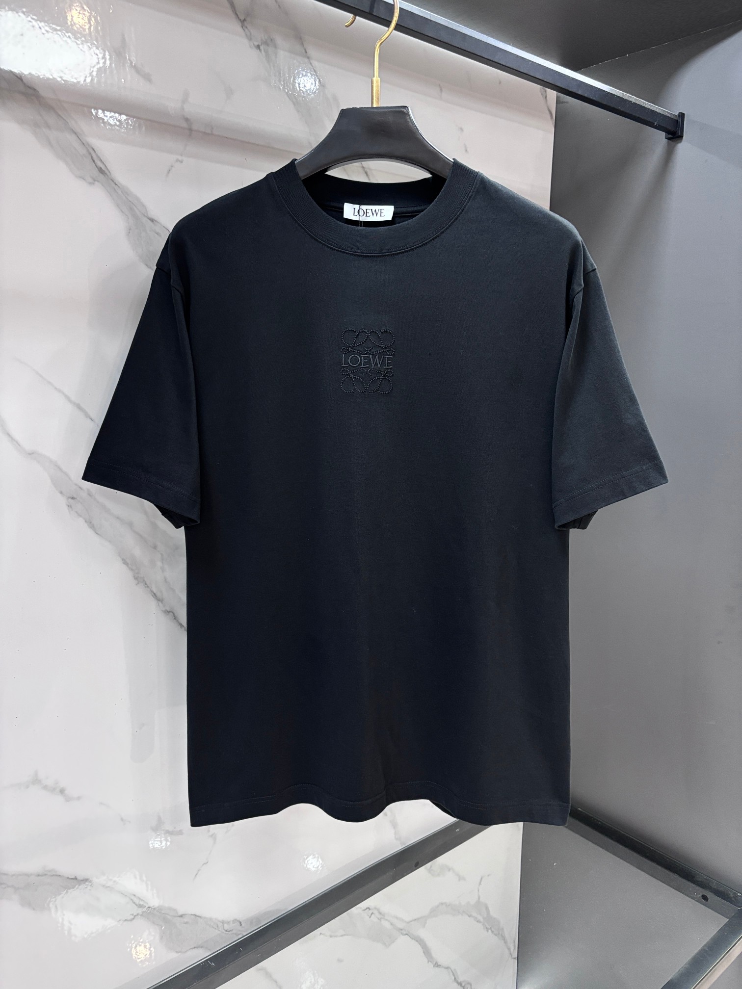 NO:957239,Luo Yiwei's solid color embroidery logo is exquisitely upgraded, inspired by the original retro fabrics of the 1980s. The same official style. Customized 32 pieces of 250g same vat-dyed fabric. Very comfortable to the touch. The latest brick cabinet synchronization for spring and summer. Fashionable and personalized. Super versatile and good-looking. Very suitable for both men and women. A must-have for everyone. Tag, collar label, washed wheat, three labels complete!  ……………………………………………………………… SizeS-XXL,,loewe,19860909罗意威 纯色刺绣logo精致升级,灵感源自八十年代复古原版面料 官方同款 定制32支250克同缸染面料 手感非常舒服 春夏最新砖柜同步 时尚又个性 超级百搭好看的一款 男女都非常合适 人手必备款 吊牌 领标 水洗麦 三标齐全！ …………………………………………………… SizeS-XXL,,loewe,,Men's clothing