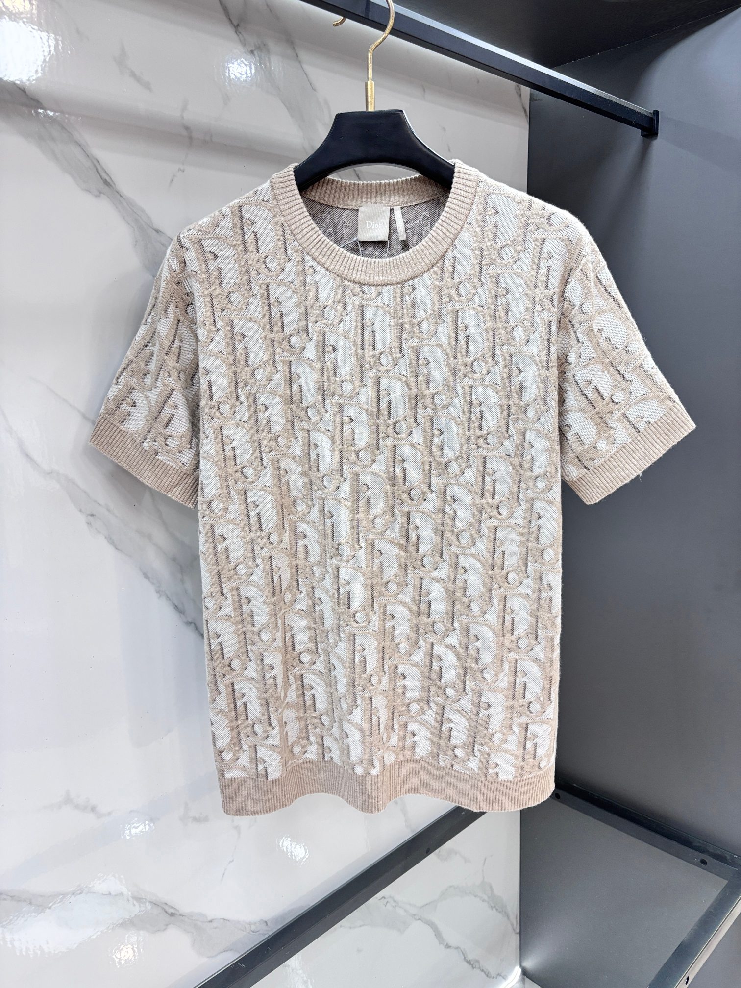 NO:957183,Dior SS26 Obliqie old flower jacquard knitted short-sleeved T-shirt is made of high-count cotton and wool blended jacquard fabrics, which are soft and skin-friendly, breathable and not stuffy, and have both a crisp and drapey feel. The whole body adopts Dior's most recognizable Oblique old flower all-over printing jacquard technology, with contrasting colors of the same color to present a three-dimensional relief feeling. It is low-key luxury and full of brand recognition. ……………………………………………………  SizeS-XL,,dior,dior,T-shirt,tees,t-shirt,19860909迪奥 SS26 Obliqie老花提花针织短袖T恤 采用高支棉,羊毛混纺提花面料,触感柔软亲肤,透气不闷汗,兼具挺括感与垂坠感,整件衣身采用Dior最具辨识度的Oblique老花满印提花工艺,以同色系深浅撞色呈现立体浮雕感,低调奢华,品牌辨识度拉满. …………………………………………………… SizeS-XL,,dior,dior,T-shirt,tees，t-shirt,,Men's clothing