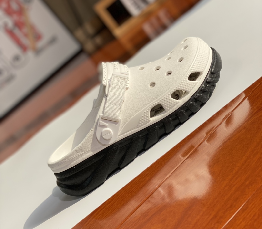 Crocs 卡骆驰 Duet Max Clog 涡轮 柔软舒适 沙滩鞋洞洞鞋卡骆驰 Duet Max Clog 涡轮 洞洞鞋将舒适和轻便达到一个全新的水平，微翘式鞋头设计 搭配坚固大底和可调节魔术贴的后跟带。耐磨型的Croslite材质大底和纹路清晰防滑。轻便、柔软、韧性佳，提供更舒适的上脚感。强烈推荐的一款，而上脚的你一定钟爱它！正品代工厂货源！建议选购大一码。尺码：M4=36-37、M5=37-38、M6=38-39、 M7=39-40、M8=41-42、M9=42-43