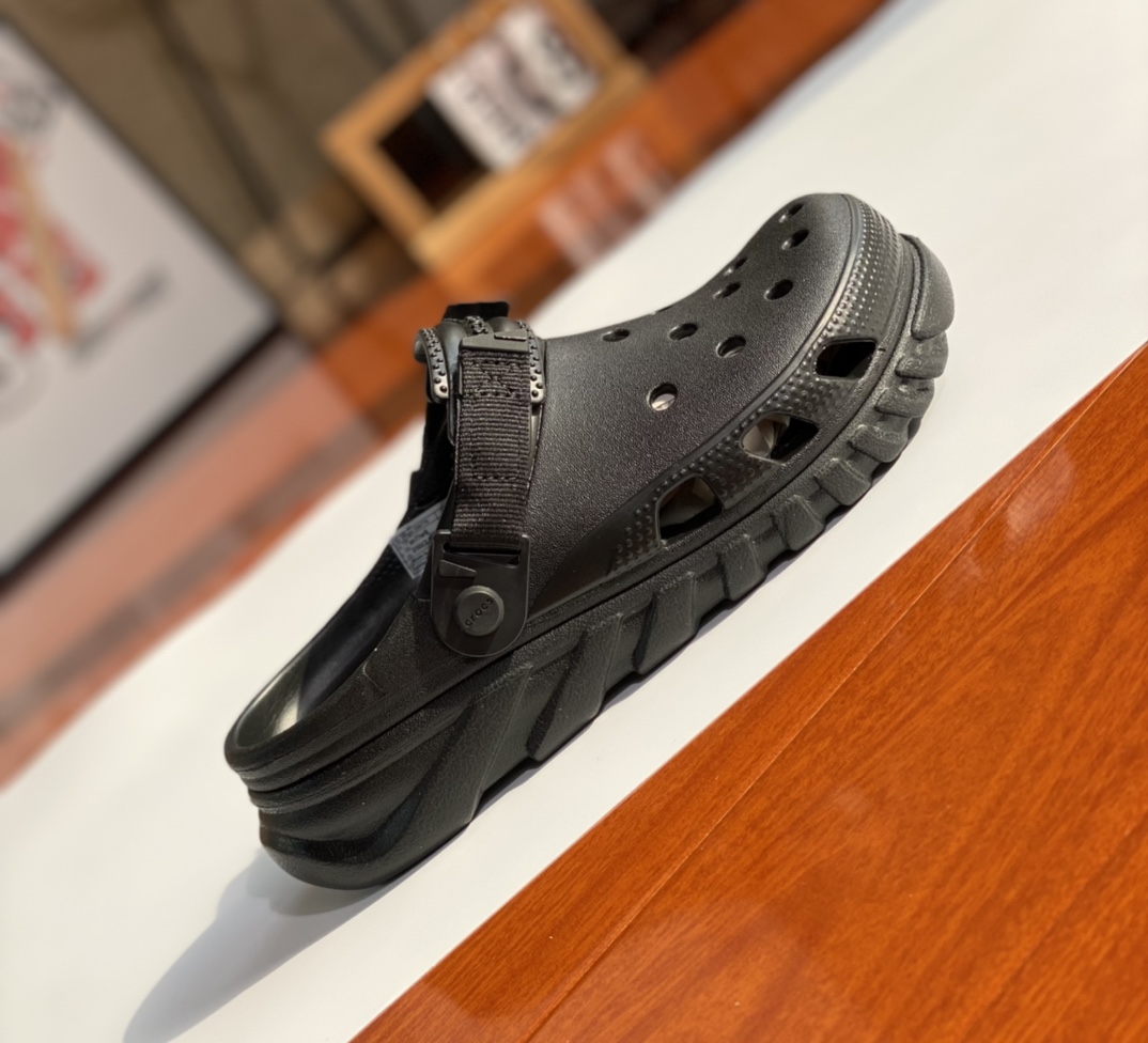 Crocs 卡骆驰 Duet Max Clog 涡轮 柔软舒适 沙滩鞋洞洞鞋\n卡骆驰 Duet Max Clog 涡轮 洞洞鞋将舒适和轻便达到一个全新的水平，微翘式鞋头设计 搭配坚固大底和可调节魔术贴的后跟带。耐磨型的Croslite材质大底和纹路清晰防滑。轻便、柔软、韧性佳，提供更舒适的上脚感。强烈推荐的一款，而上脚的你一定钟爱它！\n????正品代工厂货源！建议选购大一码。\n尺码：M4=36-37、M5=37-38、M6=38-39、 M7=39-40、M8=41-42、M9=42-43