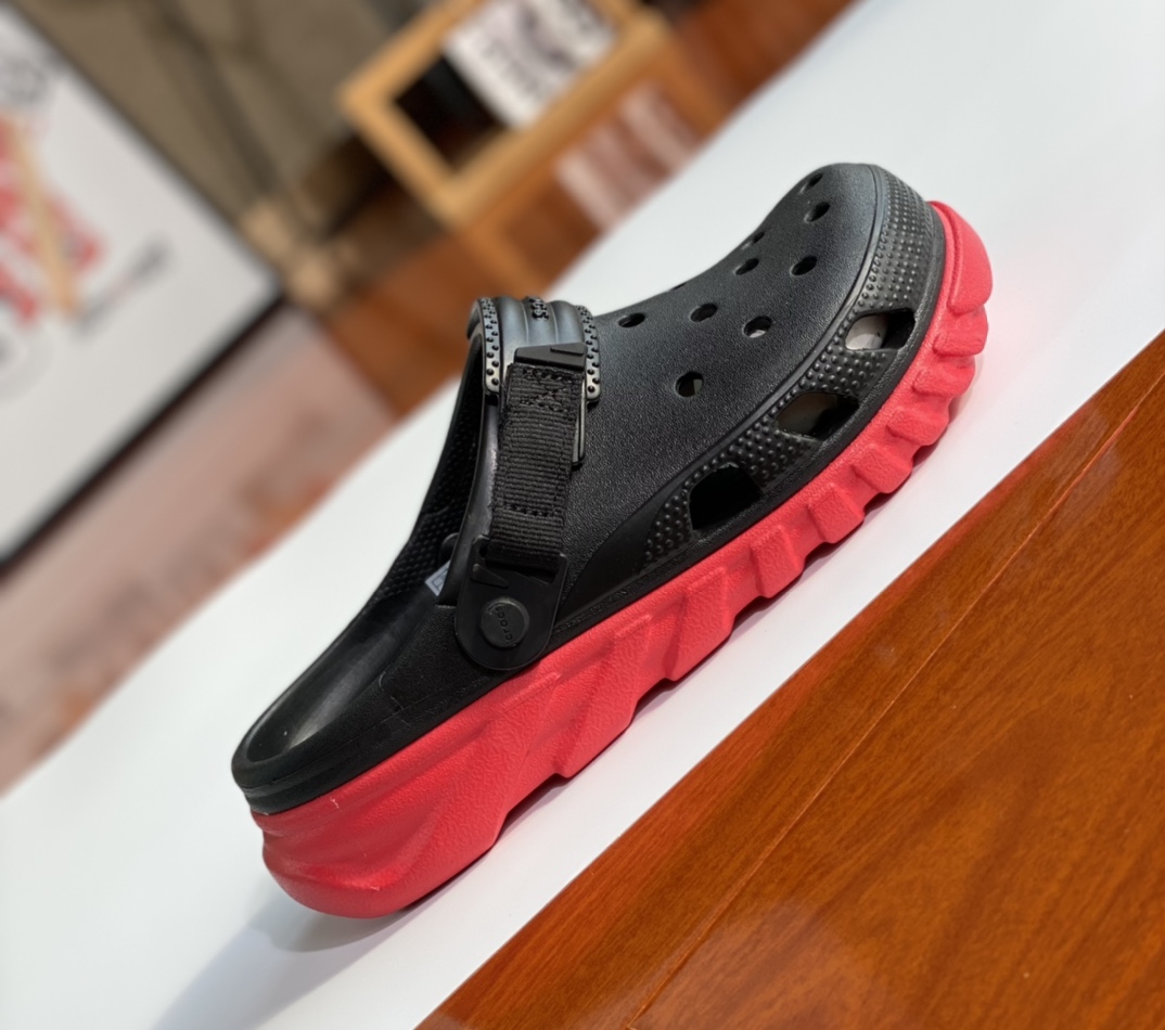 Crocs 卡骆驰 Duet Max Clog 涡轮 柔软舒适 沙滩鞋洞洞鞋\n卡骆驰 Duet Max Clog 涡轮 洞洞鞋将舒适和轻便达到一个全新的水平，微翘式鞋头设计 搭配坚固大底和可调节魔术贴的后跟带。耐磨型的Croslite材质大底和纹路清晰防滑。轻便、柔软、韧性佳，提供更舒适的上脚感。强烈推荐的一款，而上脚的你一定钟爱它！\n????正品代工厂货源！建议选购大一码。\n尺码：M4=36-37、M5=37-38、M6=38-39、 M7=39-40、M8=41-42、M9=42-43