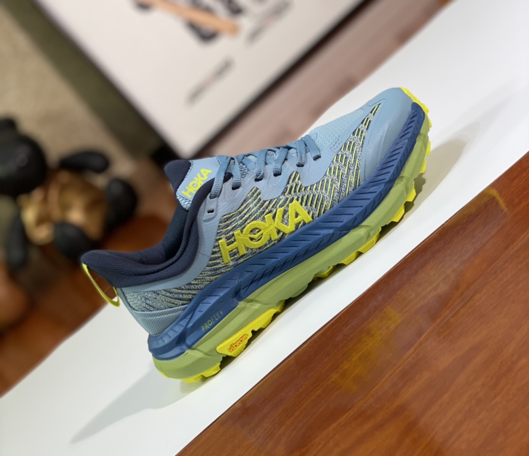 Pzbdbs HOKA ONE ONE 全新路跑鞋款 KAWANAKAWANA 专为跑步运动和健身爱好者而设计，在保证缓震舒适的同时，以大胆、创新而时尚的设计赋予跑者更加流畅的步伐。设计采用再生植物纤维网纱制成独特的新型鞋面，工程网纱鞋面柔软透气。搭载 HOKA 标志性缓震中底，提供贴合脚感的同时，还带来有力的支撑，可以在不同速度下兼顾耐久性，是跑步新手和运动爱好者在多场景跑步、运动健身和日常通勤时的不二之选。码数：36 36.5 37 38 38.5 39 40 40.5 41 42 