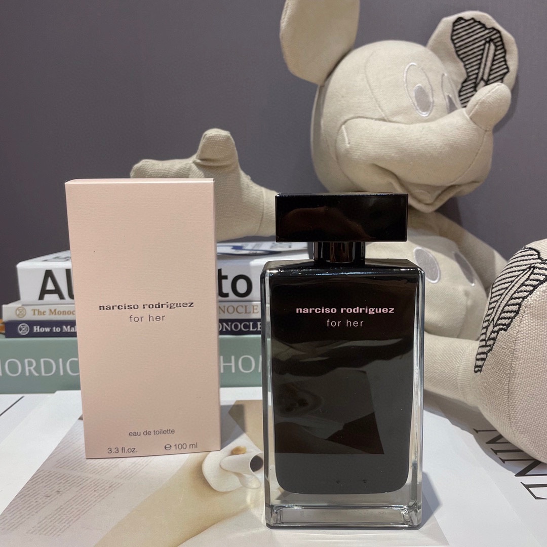 NO:809300,Narciso Her eponymous women's eau de toilette ml (black bottle) Attributes women's fragrance Woody floral fragrance Top notes osmanthus, orange blossom, bergamot Middle notes musk amber Base notes vetiver vanilla patchouli, perfume19860909Narciso 纳西素 她的同名女士淡香水ml（黑瓶） 属性女香 香调木质花香调 前调桂花 橙花 香柠檬 中调麝香 琥珀 后调香根草 香草 广藿香,香水,accessory