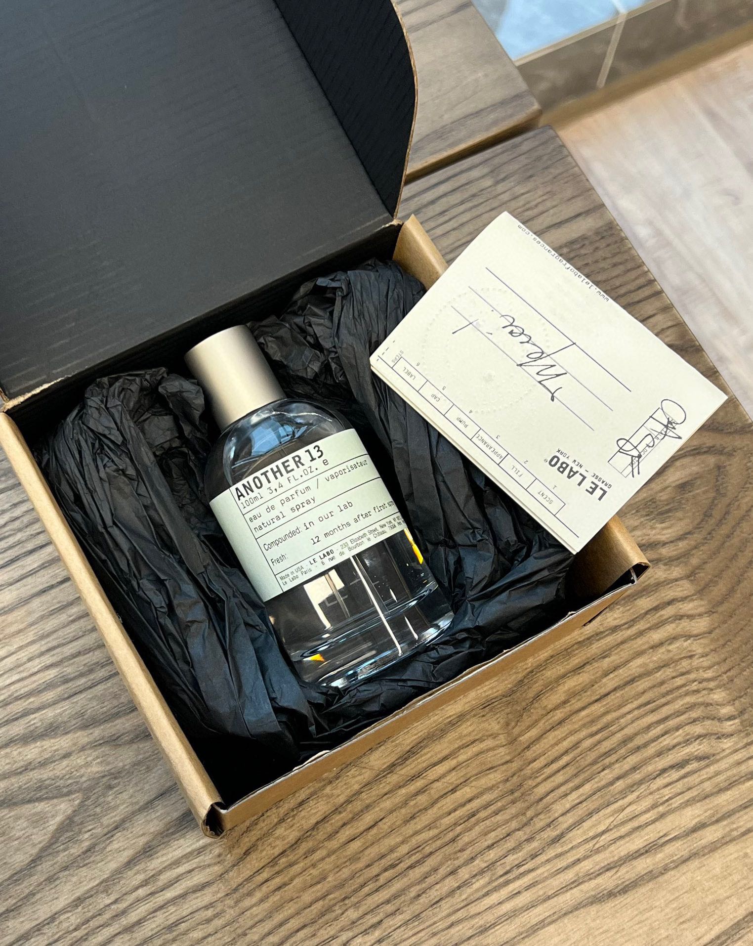 NO:809843,Laboratory Le Labo Special No. 13. Neutral fragrance. Fragrance notes: woody oriental notes. Odor ingredients: ambergone, amyl salicylate, musk, ambergris, ambrette, pear, perfume.19860909实验室 Le Labo 别样13号 属性中性香 香调木质东方调 气味成分龙涎酮 水杨酸戊酯 麝香 龙涎香 黄葵 梨,香水,accessory