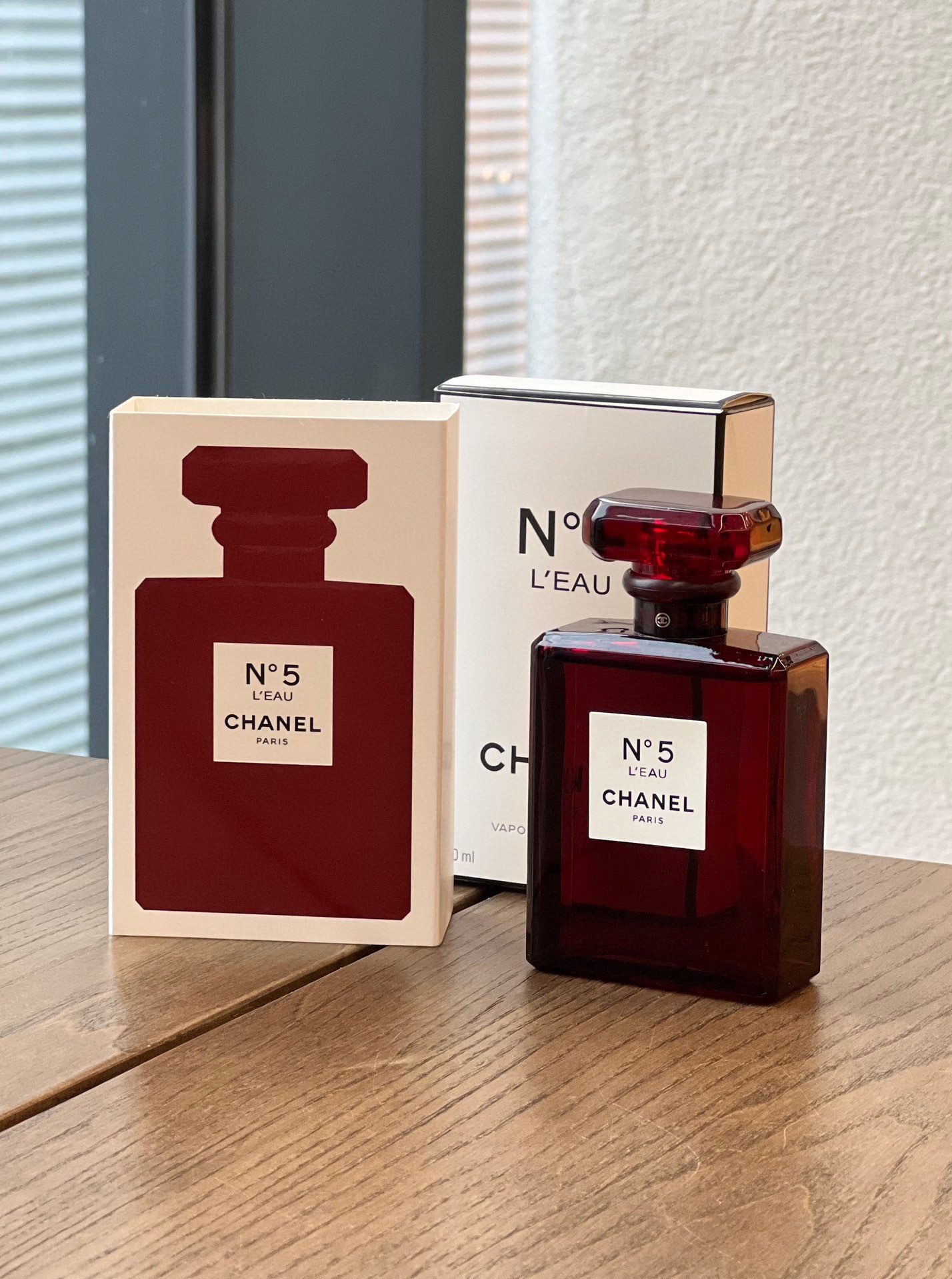 NO:810711,CHANEL Chanel Red No. 5 100ml Attributes Women's Fragrance Aldehyde Floral Fragrance Top Aldehydes Lemon Orange Orange Blossom Oil Bergamot Lime Orange Middle Notes Ylang-ylang Jasmine Rose Base Notes Orris Vanilla Cedar Musk, Perfume, Chanel, Chanel19860909CHANEL 香奈儿 红色五号 100ml 属性女香 香调醛香花香调 前调醛 柠檬 橙子 橙花油 香柠檬 青柠 橘子 中调依兰 茉莉 玫瑰 后调鸢尾草 香草 雪松 麝香,香水,chanel,chanel,accessory