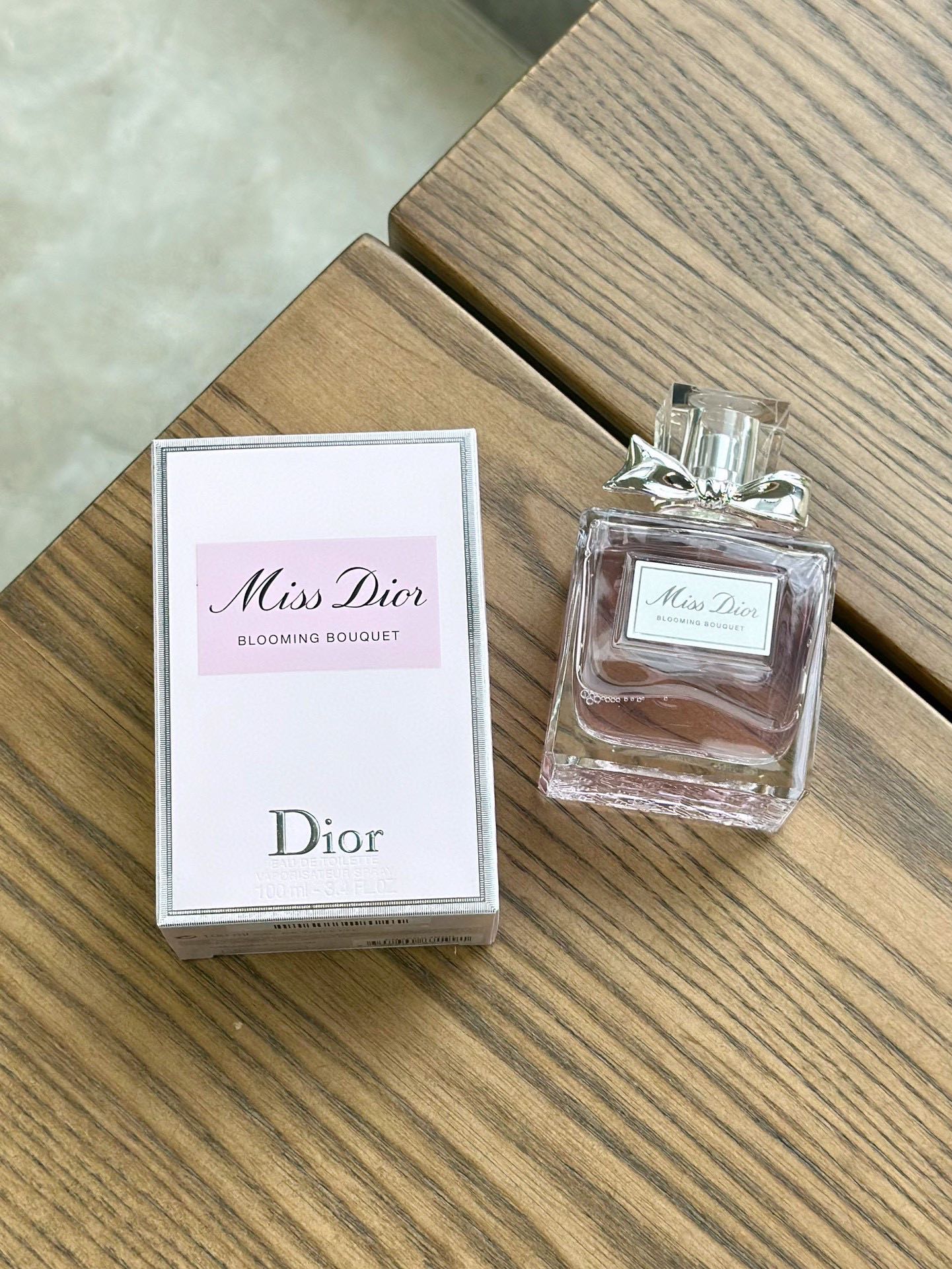 NO:811038,Dior Dior Flower Sweetheart 100ml Attributes of female fragrance Fragrance notes Floral notes Top note: orange Middle note: peony Base note: musk The first bottle of life perfume that girls must wear Miss Dior Flower Sweetheart | The sweetheart baby who makes you slay the whole audience, as a girl’s first bottle of perfume, Miss Dior is perfect both in appearance and smell!  The neck of the bow is very ceremonial. The sweet fruity fragrance makes you feel relaxed and happy. The staying power is also great. The afternote can last all day long. It is soft and romantic and just the right sweetness. It is like a gentle, friendly, noble and measured rich lady. Any more will be too greasy, and any less will be boring. Perfume, dior, dior19860909Dior 迪奥 花漾甜心 100ml 属性女香 香调花香调 前调橘子 中调牡丹 后调麝香 少女必入的人生香水第一瓶Dio小姐花漾甜心|让你slay全场的甜心小宝贝,作为女孩子的第一瓶香水Miss Dior不管是外形还是气味都再合适不过了! 蝴蝶结的颈口很有仪式感,香甜的果香味闻起来就心旷神怡,持久力也超棒die,后调可以持绠一整夭,轻柔烂漫又恰到好处的甜,像一个温柔亲和又高贵有分寸的富家小姐,多一分太腻,少一分则无趣,香水,dior,dior,accessory