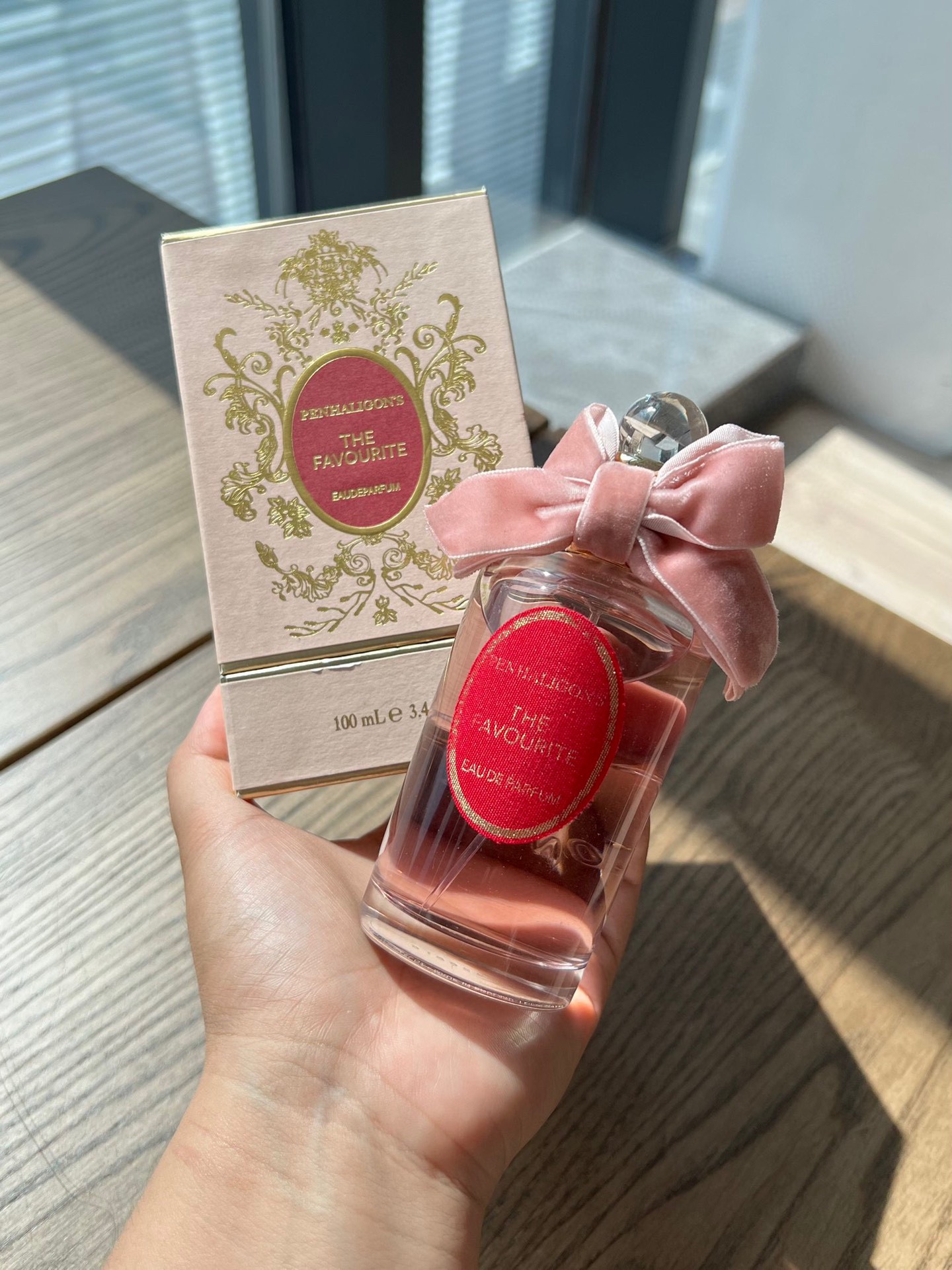NO:810709,Penhaligon's Queen's Whisper ml Attributes Women's Fragrance Woody Floral Fragrance Top Notes Freesia Violet Orange Middle Notes Mimosa Iris Jasmine Base Notes Sandalwood Musk Ambroxan, Perfume19860909Penhaligon 's 潘海利根 女王的耳语ml 属性女香 香调木质花香调 前调小苍兰 紫罗兰 橘子 中调含羞草 鸢尾花 茉莉 后调檀香木 麝香 降龙涎香醚,香水,accessory