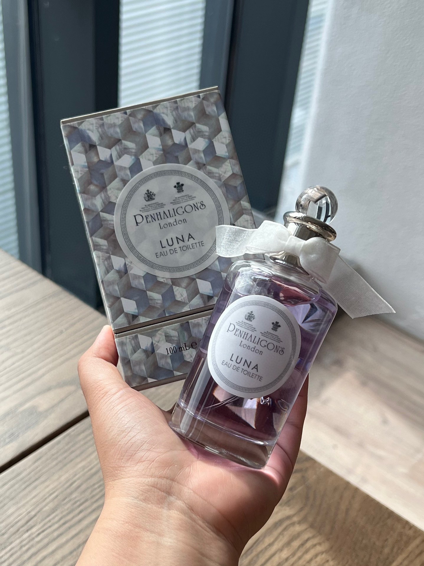 NO:810706,Penhaligon's Moon Goddess ml, unisex fragrance, top notes: lemon, bergamot, bitter orange, middle notes: rose, jasmine, juniper berries, base notes: fir, musk, ambergris, perfume19860909Penhaligon's 潘海利根 月亮女神ml 属性中性香 前调柠檬 香柠檬 苦橙 中调玫瑰 茉莉 杜松子 后调冷杉 麝香 龙涎香,香水,accessory