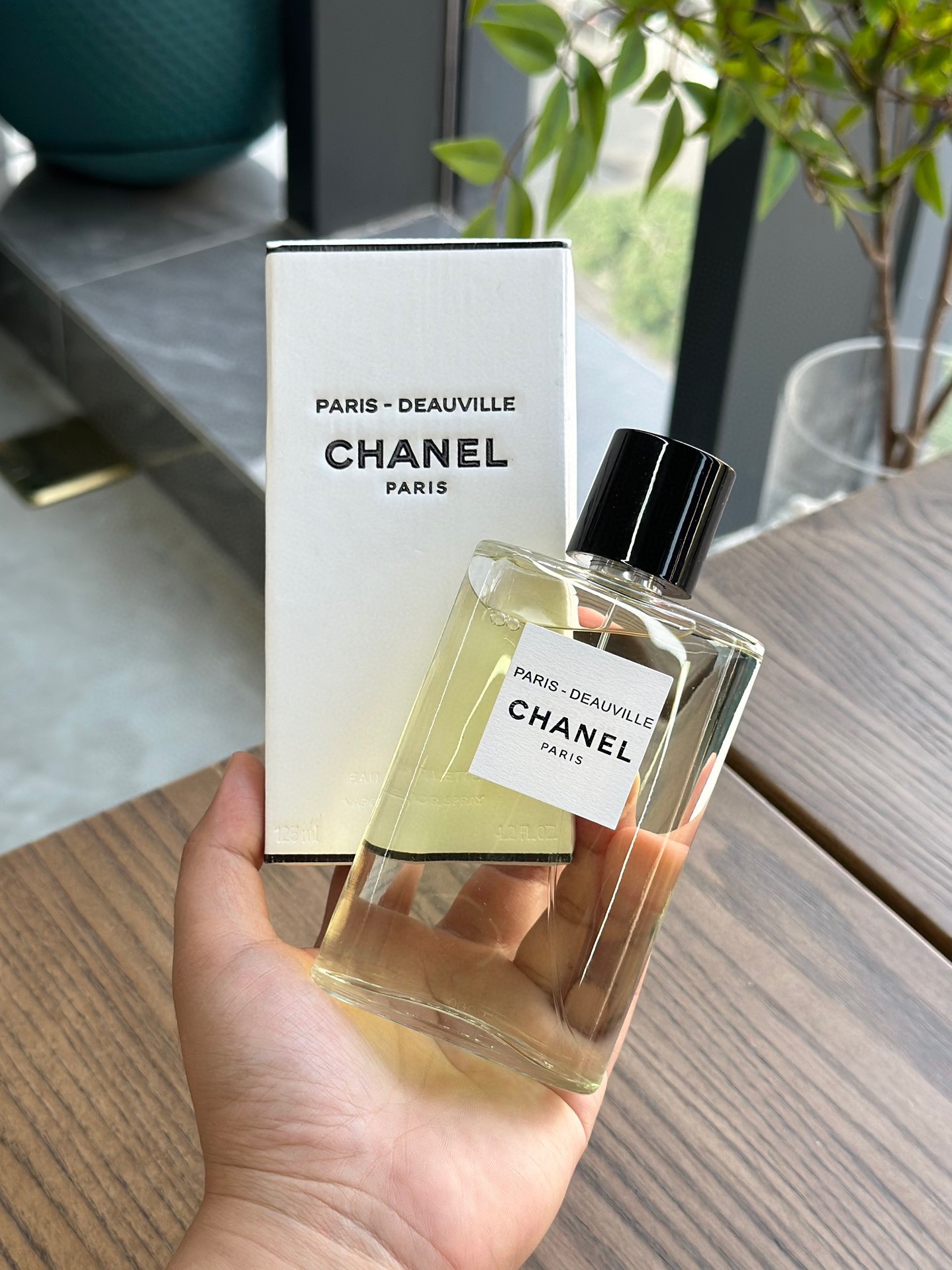 NO:809975,Chanel Eau de Duvier 125ml. Neutral fragrance. Fragrance notes: chypre. Top notes: basil, lime, orange, bergamot, petitgrain, lemon. Middle notes: green leaf, jasmine, rose. Base notes: patchouli, perfume, chanel, chanel.19860909Chanel 香奈儿之水杜维埃125ml 属性中性香 香调西普调 前调罗勒 青柠 橙子 香柠檬 苦橙叶 柠檬 中调绿叶 希蒂莺 茉莉 玫瑰 后调广藿香,香水,chanel,chanel,accessory