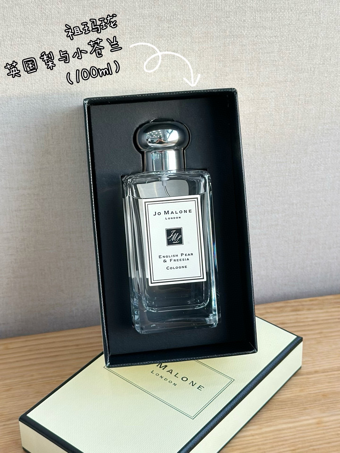 NO:811303,JoMalone English Pear and Freesia 100ml, female fragrance, fruity chypre, top note: pear, melon, middle note, freesia, rose, base note, musk, patchouli, rhubarb, amber, perfume19860909JoMalone 祖玛珑 英国梨与小苍兰100ml 属性女香 香调果香西普调 前调梨 香瓜 中调小苍兰 玫瑰 后调麝香 广藿香 大黄 琥珀,香水,accessory