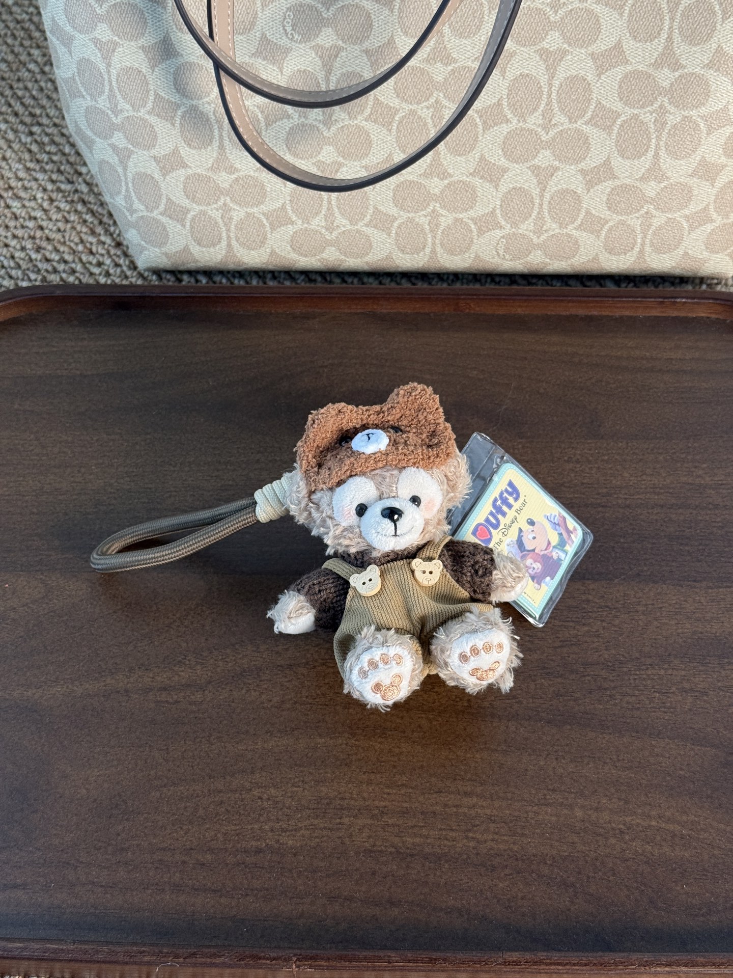 NO:850046,Eyepatch Bear Duffy wears retro Maillard-colored corduroy overalls and a brown bear hat. He looks like the girl next door!  I instantly look younger after hanging up this little bear. I give full marks to this wave of 'age-reducing magic'!  ,,hats19860909眼罩熊·达菲 一身复古的美拉德色系灯芯绒背带裤,搭配棕色的小熊帽子,这活脱脱就是邻家小学妹的既视感啊！挂上这只小熊瞬间变年轻了,这波“减龄魔法”我给满分！,,hats,accessory