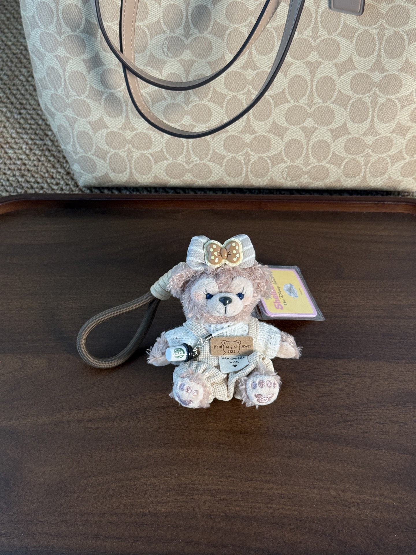 NO:850056,Off-white Brown·Shirley Rose The low-saturation light pink + off-white color combination is really eye-catching. This kind of effortless fashion can be matched with any bag and will look good on anyone carrying it!  ,,thom browne19860909米白布朗·雪莉玫 低饱和度的浅粉+米白配色,真的太耐看了.这种不费力的时髦,随意搭配包包谁背谁好看！,,thom browne,accessory