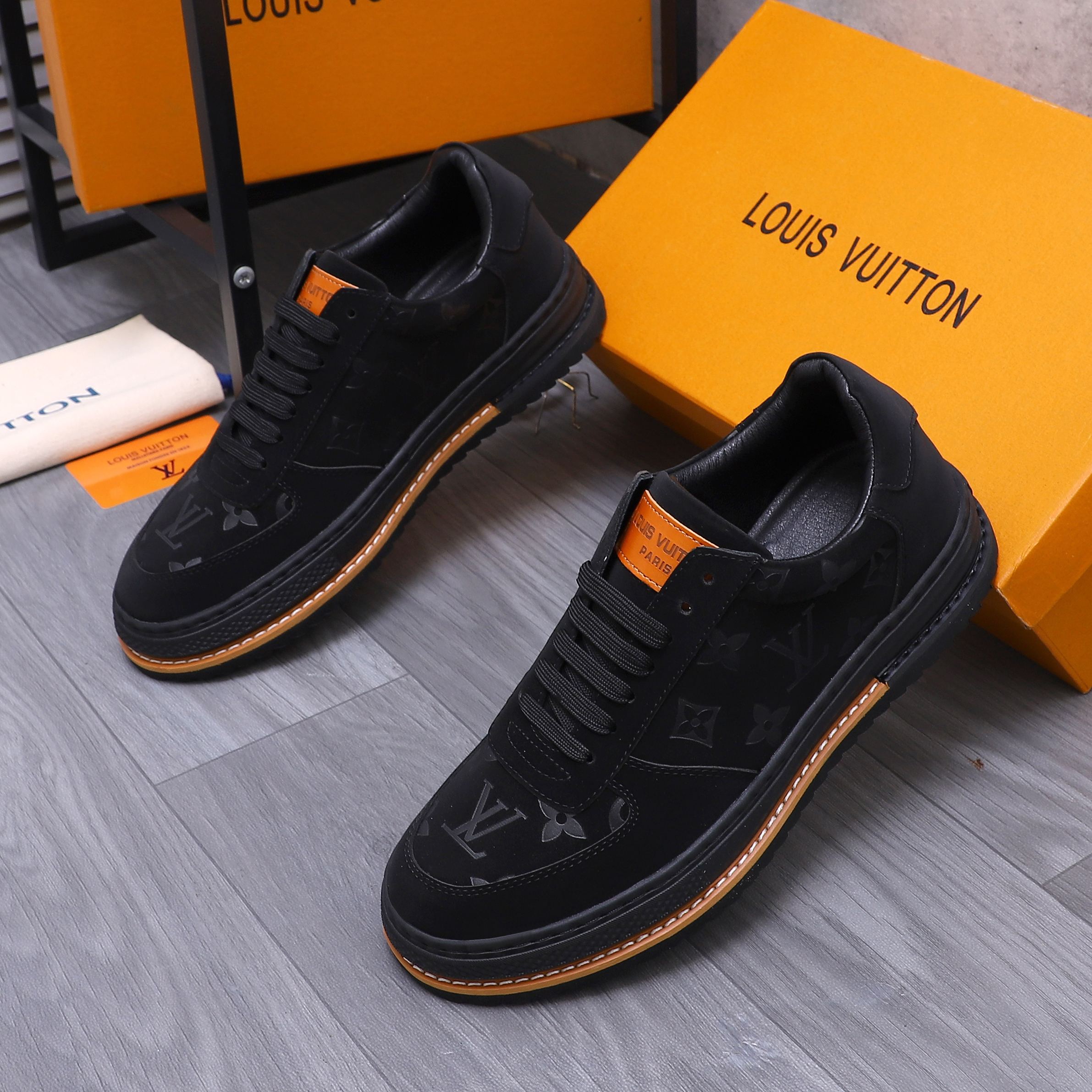 Louis Vuitton Men's Casual Sneakers in Leather and Denim - Sizes 38-44 3 a1741951646554 2038