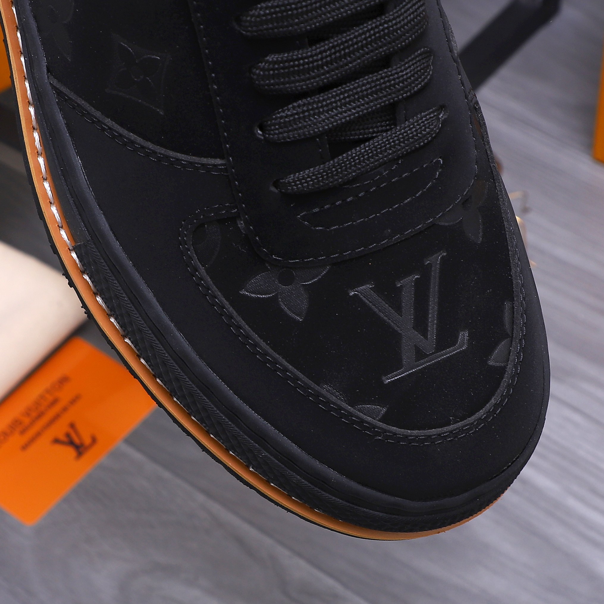 Louis Vuitton Men's Casual Sneakers in Leather and Denim - Sizes 38-44 9 a1741951648537 5080