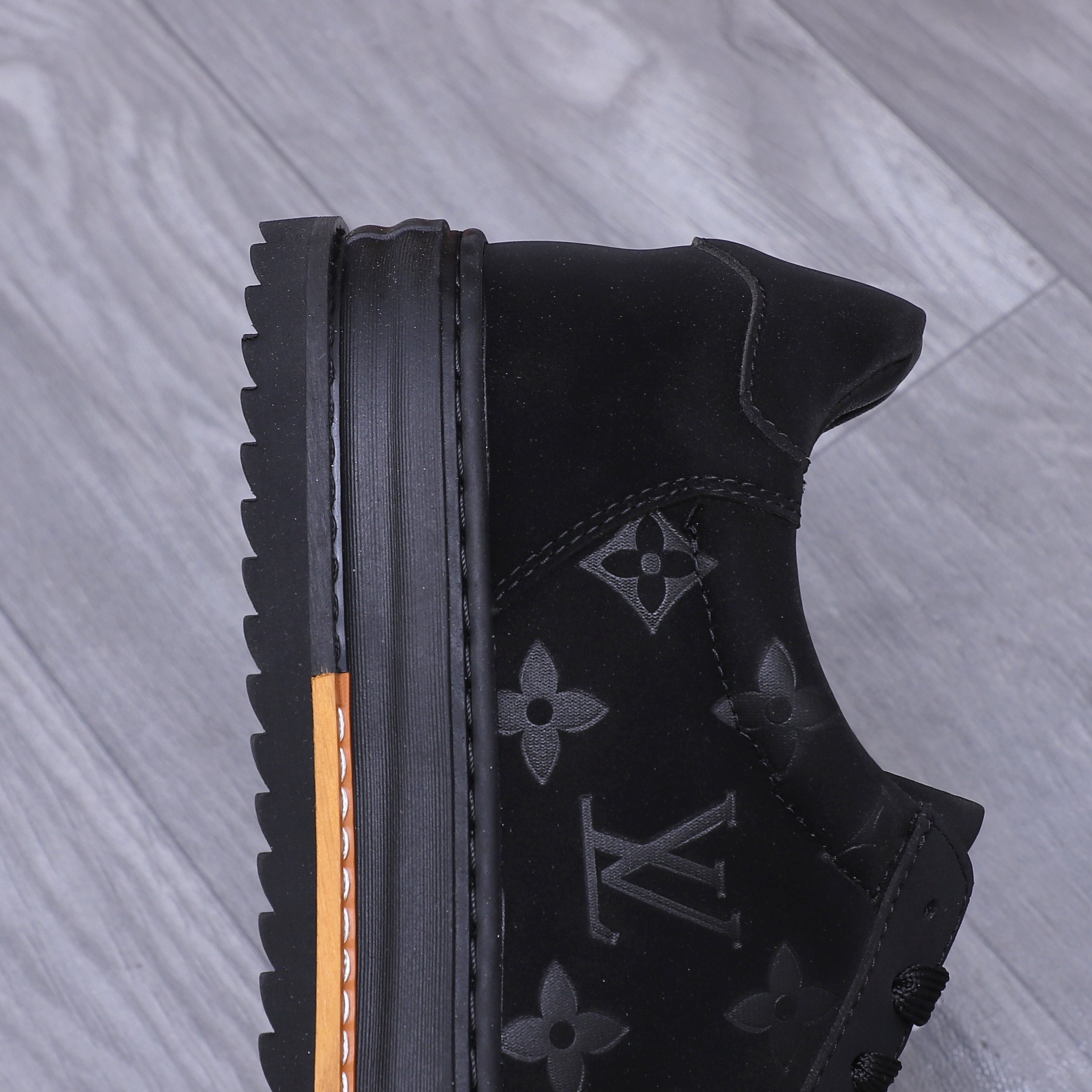 Louis Vuitton Men's Casual Sneakers in Leather and Denim - Sizes 38-44 10 a1741951648616 6540