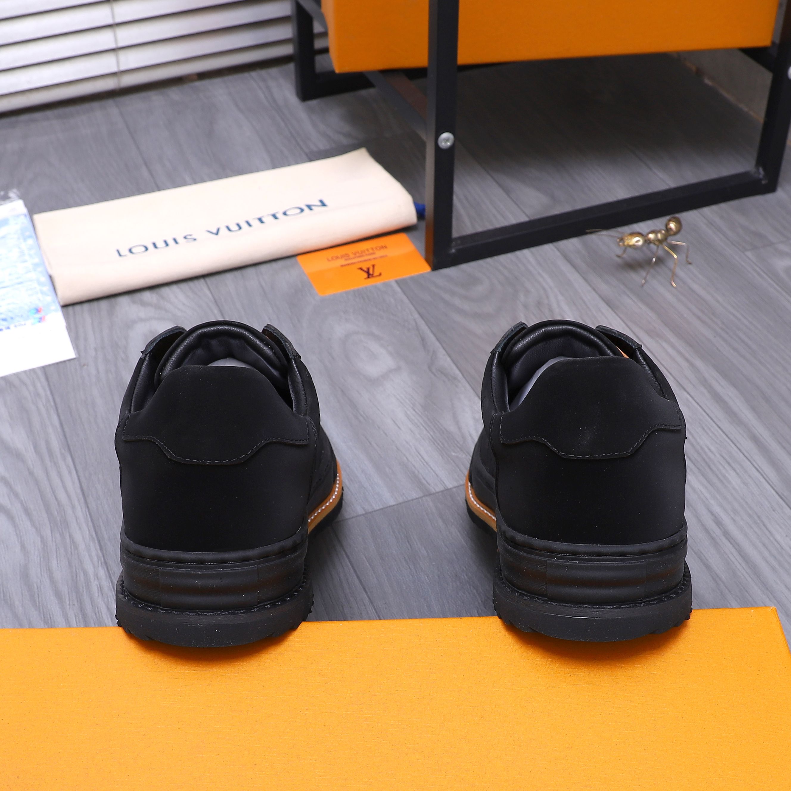 Louis Vuitton Men's Casual Sneakers in Leather and Denim - Sizes 38-44 11 a1741951648728 5402